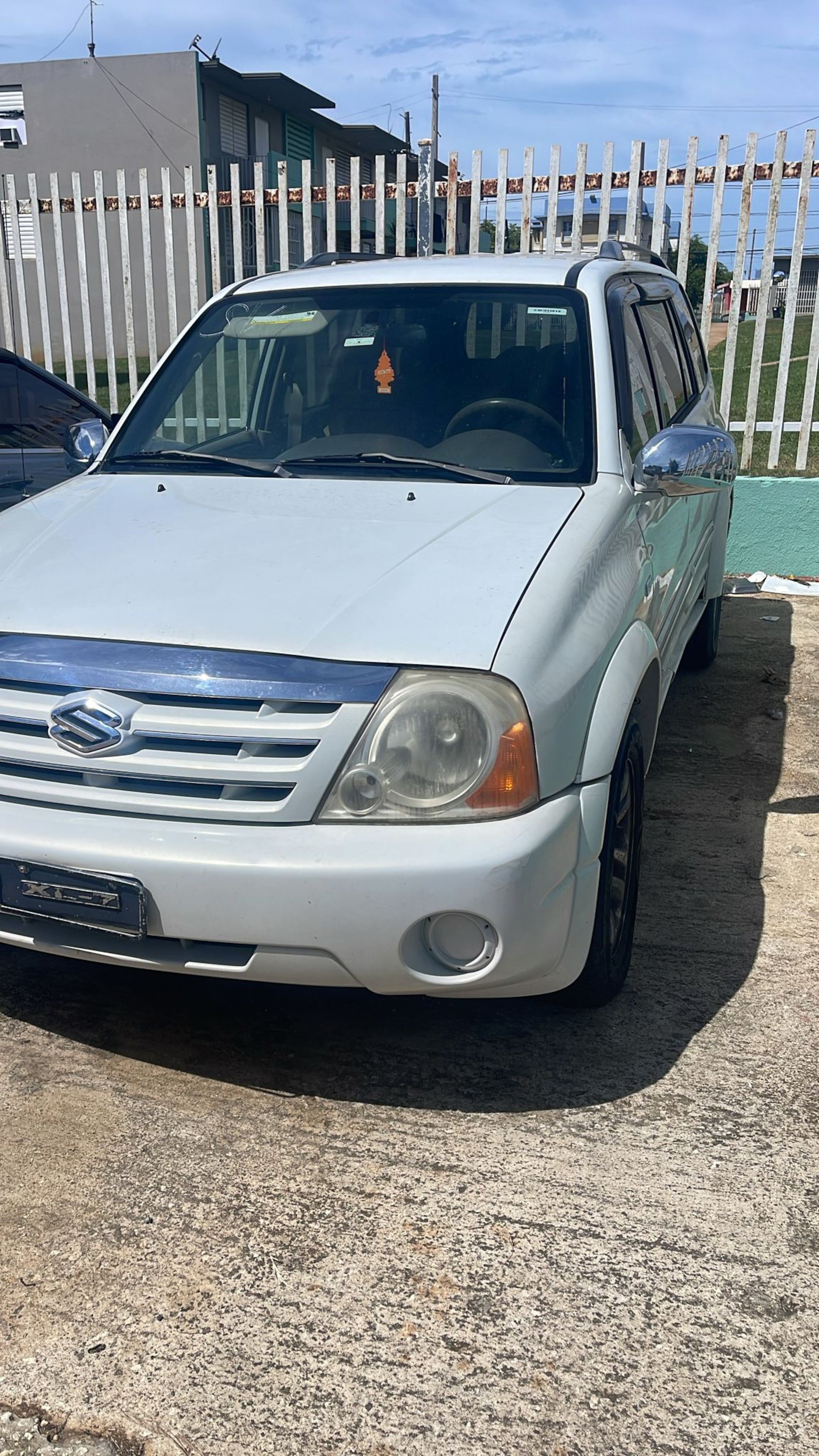 Vehículo hurtado en San Sebastián, recuperado en el estacionamiento del residencial Bella Vista, en Arecibo.