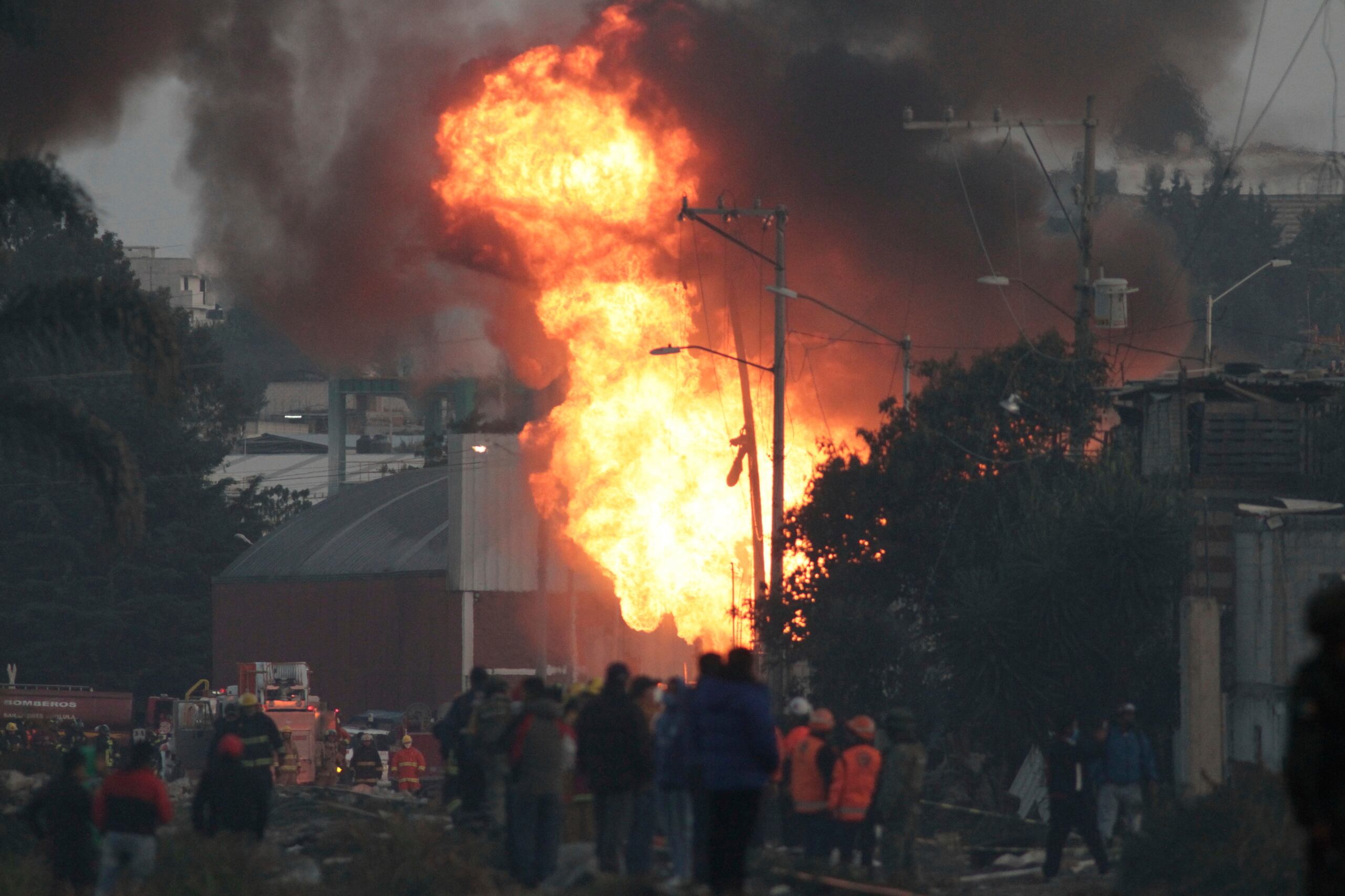El Cuerpo de Bomberos de Bogotá informó que aparentemente, la explosión se originó en una caldera de una fábrica de alimentos.