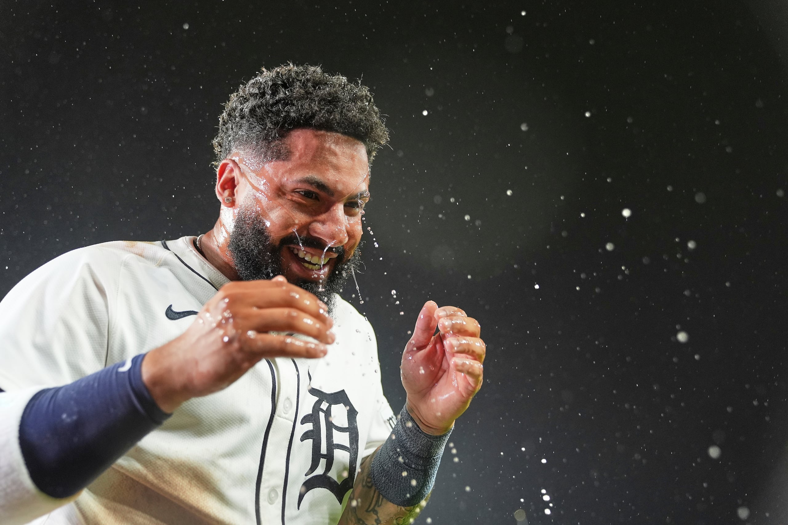El venezolano Gleyber Torres, de los Tigers de Detroit, ríe durante una entrevista luego de definir el encuentro ante los Astros de Houston, el martes 19 de agosto de 2025.