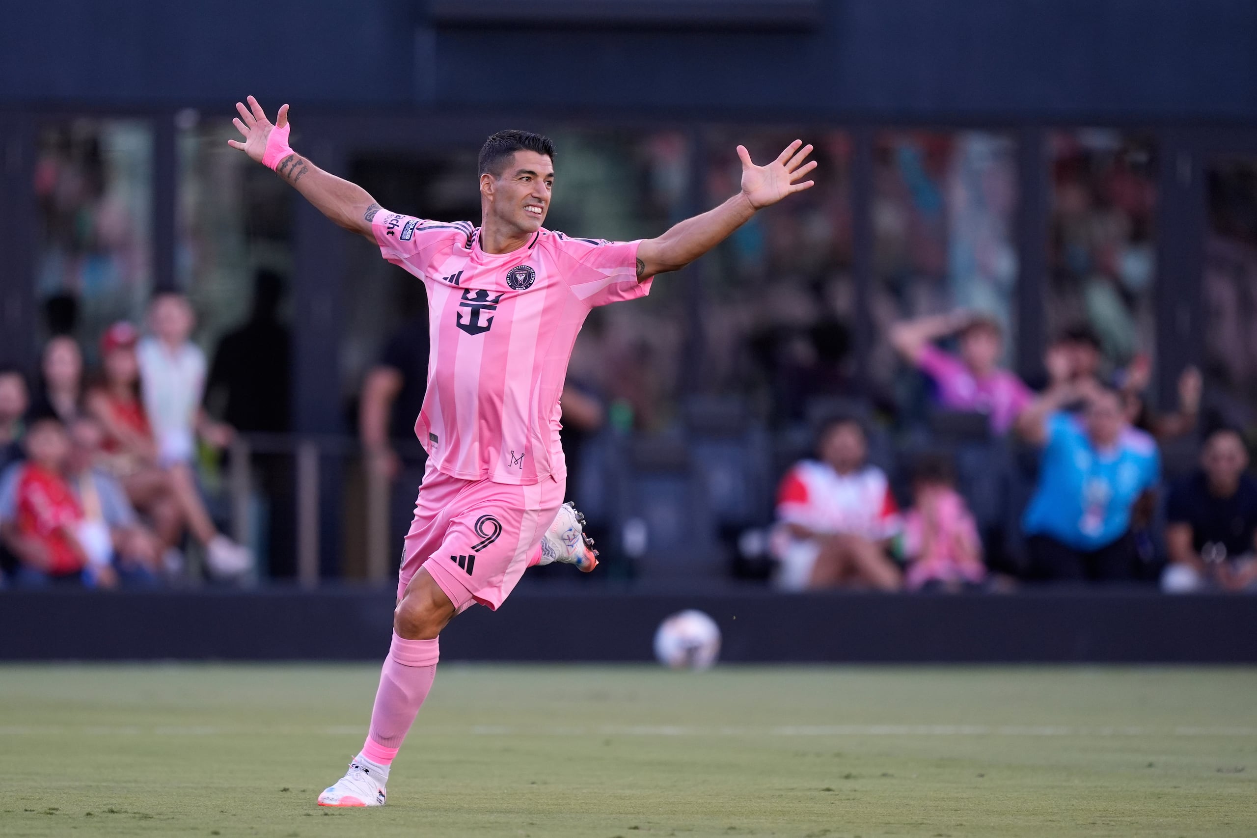 El delantero uruguayo del Inter Miami Luis Suárez celebra el gol de su compañero venezolano Telasco Segovia en el encuentro de la Leagues Cup ante el Necaxa el sábado 2 de agosto del 2025. (AP Foto/Rebecca Blackwell)