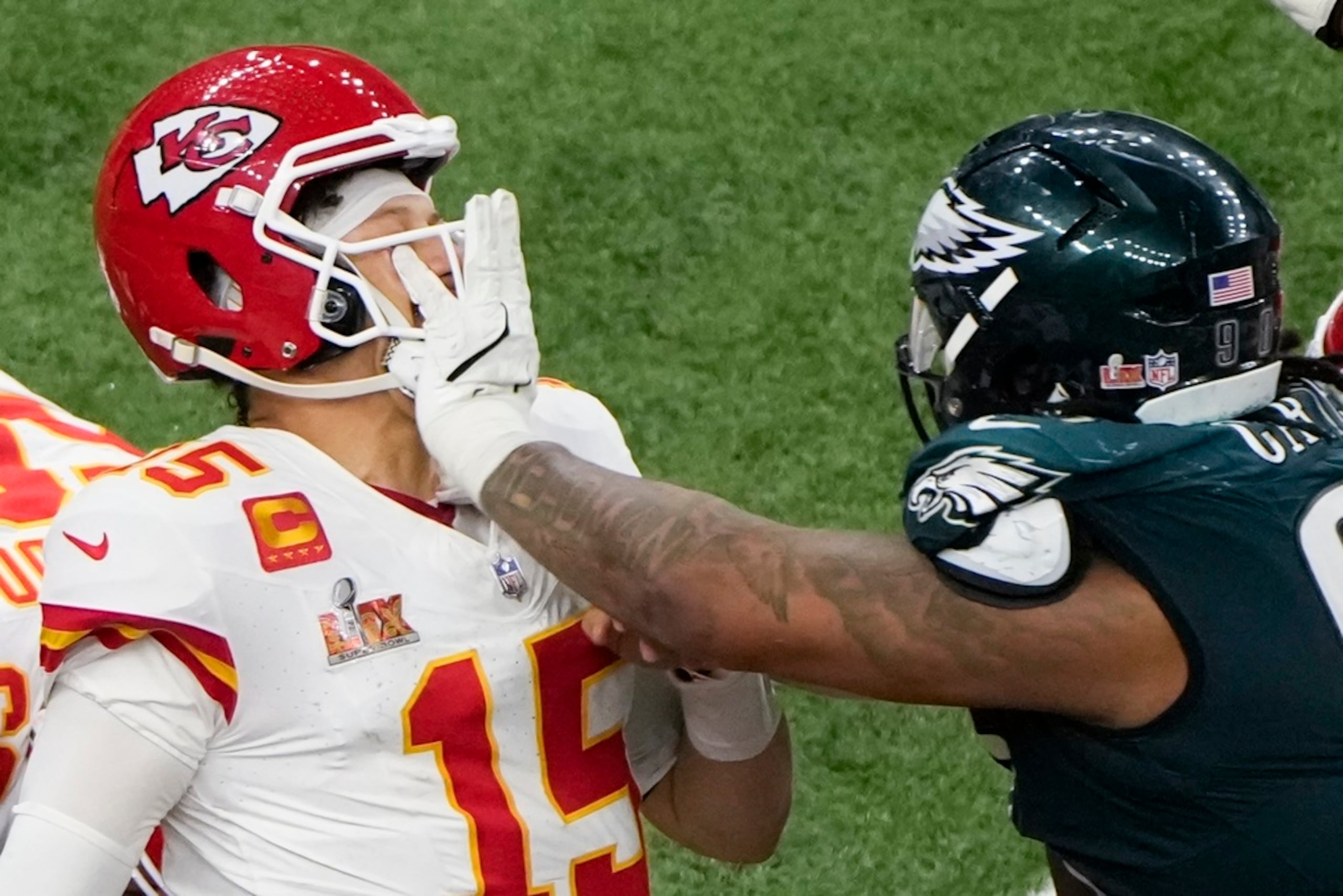 El tacle defensivo de los Philadelphia Eagles, Jalen Carter (98), empuja al mariscal de campo de los Kansas City Chiefs, Patrick Mahomes (15), durante la segunda mitad del partido del Super Bowl 59 de la NFL, el 9 de febrero de 2025, en Nueva Orleans.
