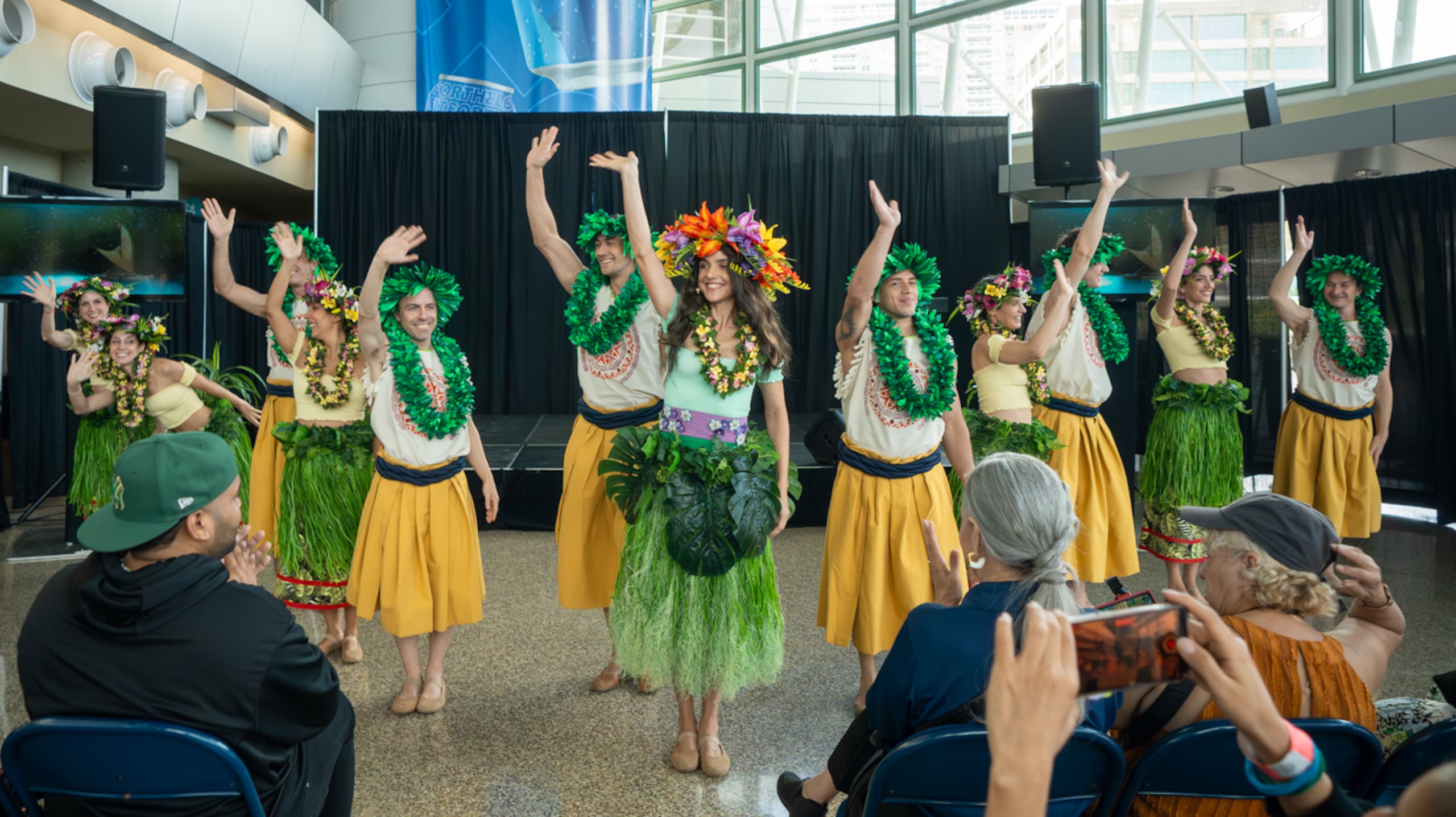 Parte del elenco en una presentación de Moana.
