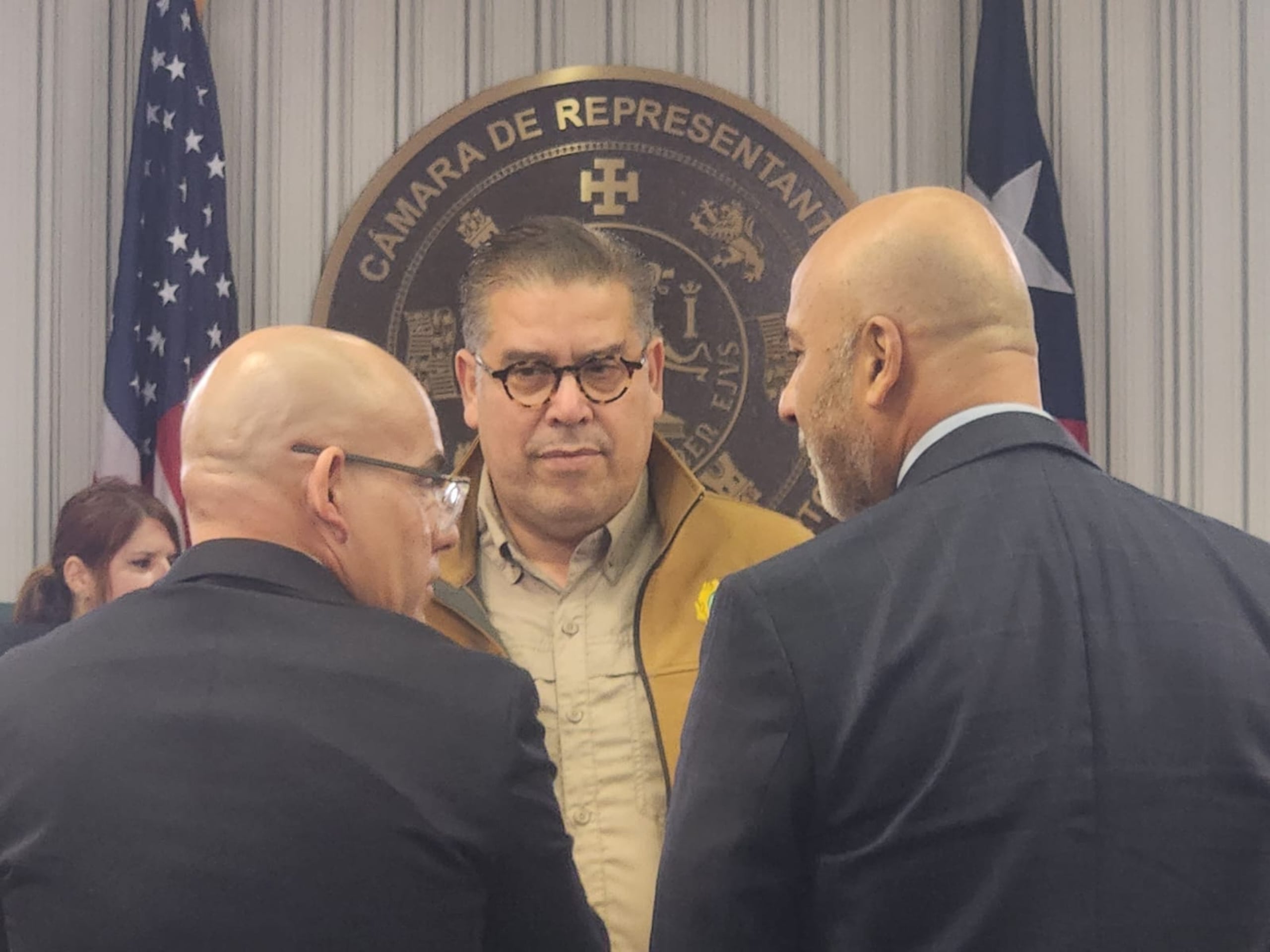 El presidente de la Cámara, Rafael Hernández, dialoga con el presidente de LUMA Energy, Juan Saca, y el director de Asuntos Externos, José Pérez.