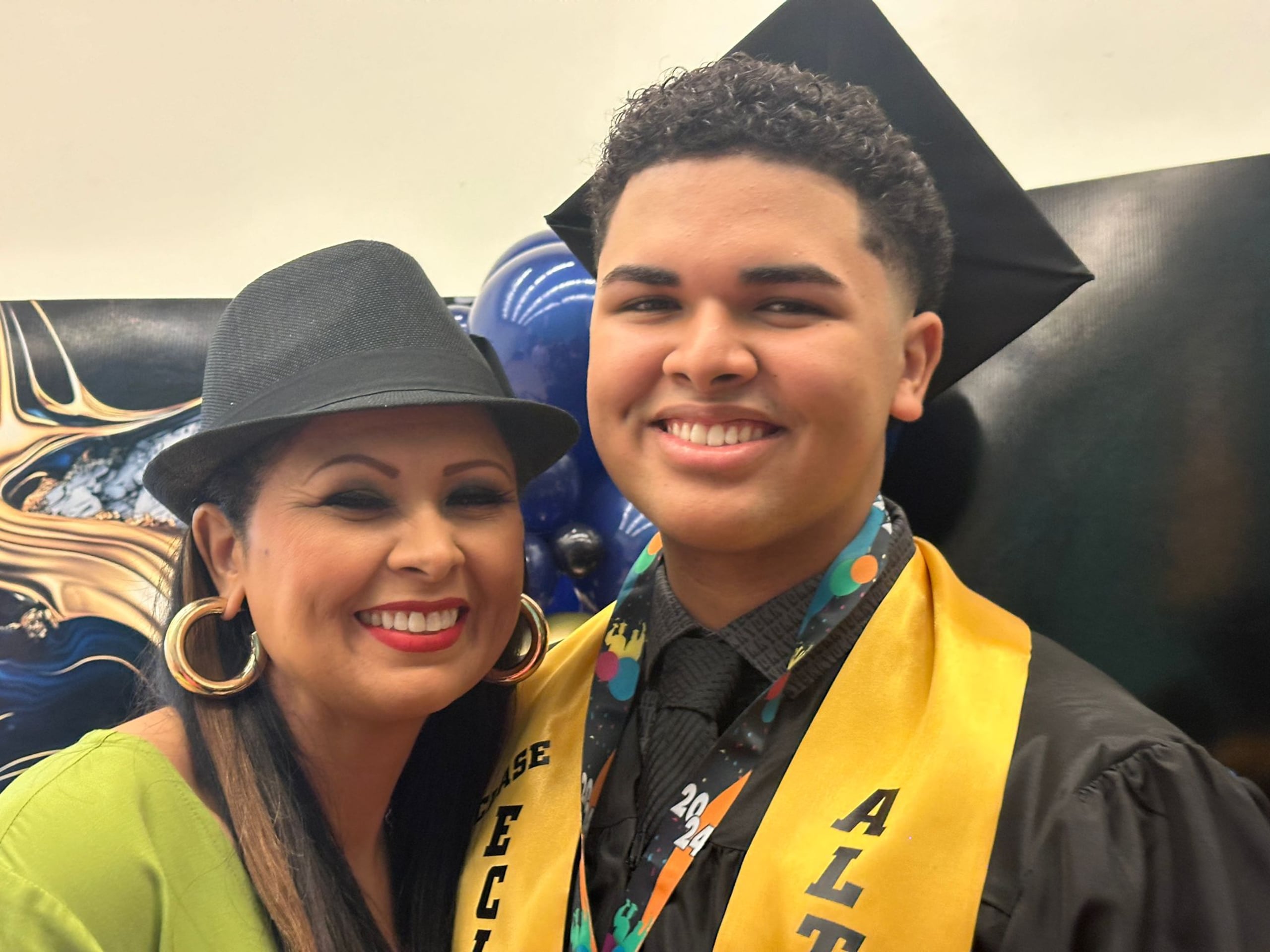 La trovadora no pudo contener la emoción al ver graduado a su unigénito.