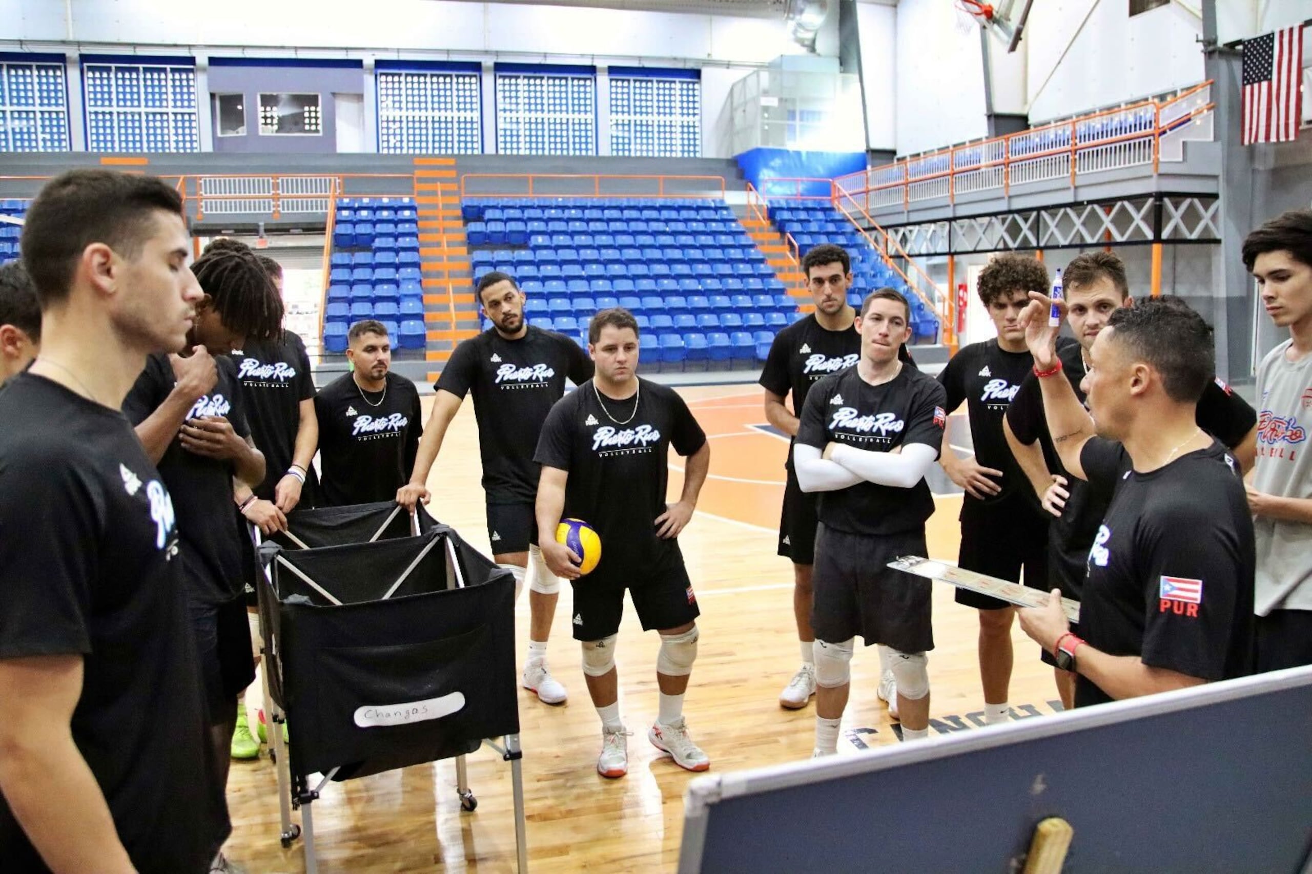 El dirigente Jamille Torres, a la derecha, imparte instrucciones a la Selección Nacional de voleibol masculino en la cancha Gelito Ortega, de Naranjito, rumbo a la Copa Panamericana.