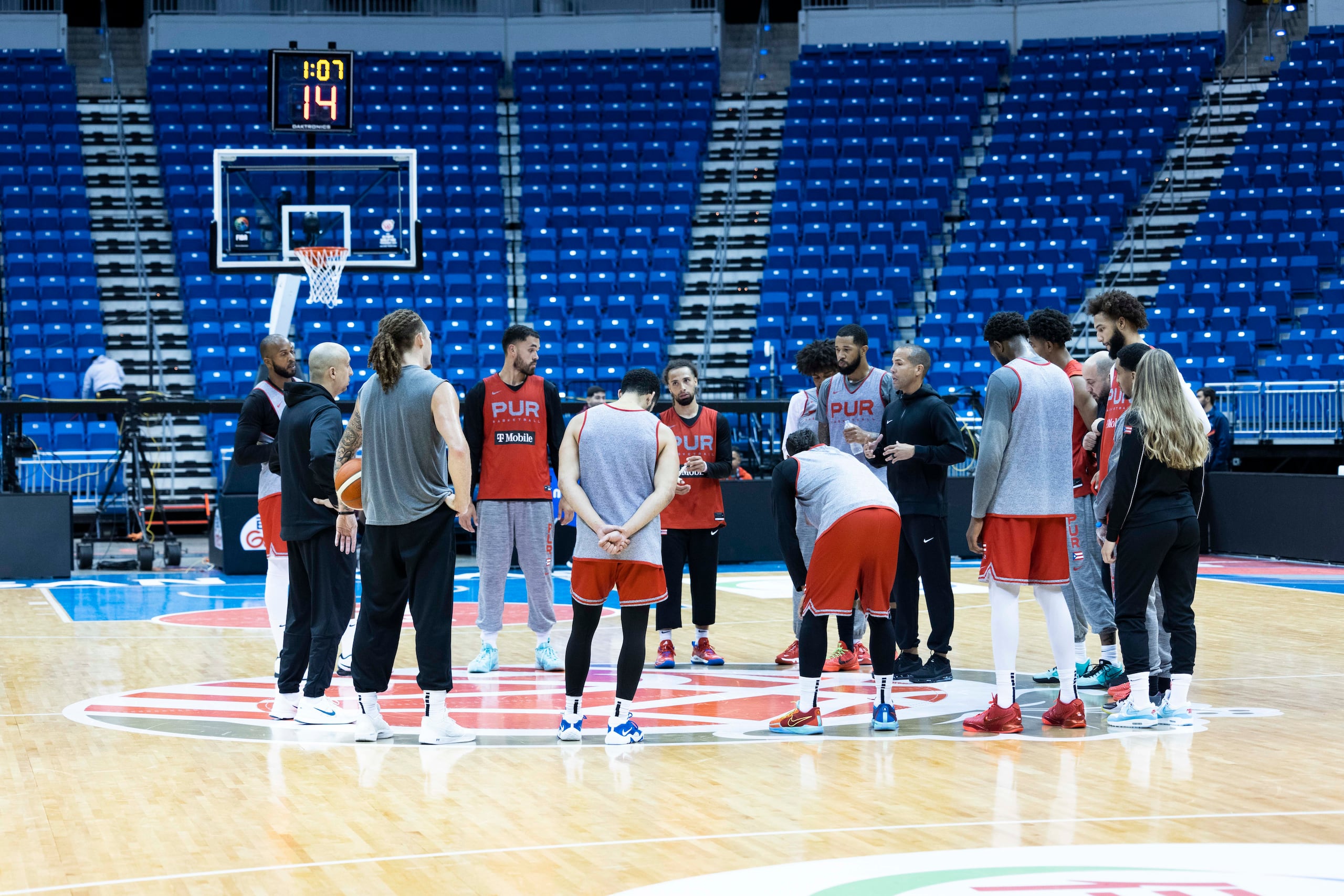 La Selección aparece aquí en uno de sus momentos de instrucción durante su práctica esta semana en el Coliseo de Puerto Rico.