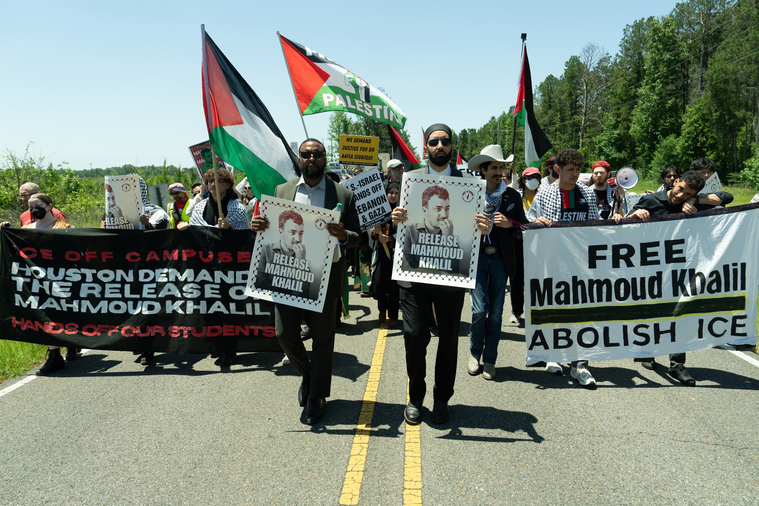 El juez Farbiarz indicó que las acusaciones de mentir no son razones para que Khalil, que lideró el año pasado las protestas contra la guerra de Israel en la Franja de Gaza, permanezca detenido.