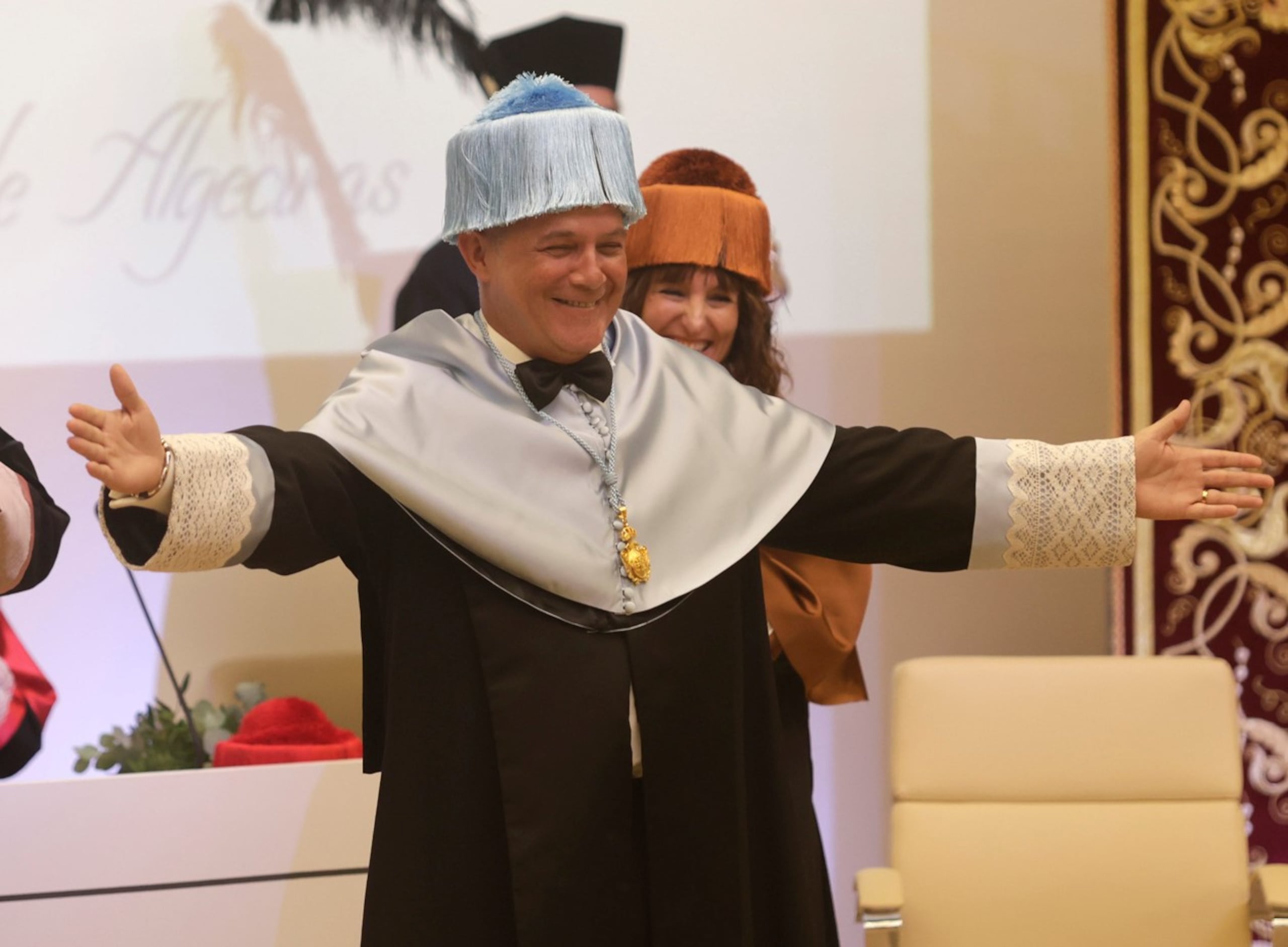 El cantante y compositor tras ser investido en Algeciras como doctor Honoris Causa por la Universidad de Cádiz, para reconocer sus "múltiples méritos en el ámbito de las artes y la cultura y su brillante e internacional trayectoria musical" y sus íntimos lazos con la provincia en la que nacieron sus padres.