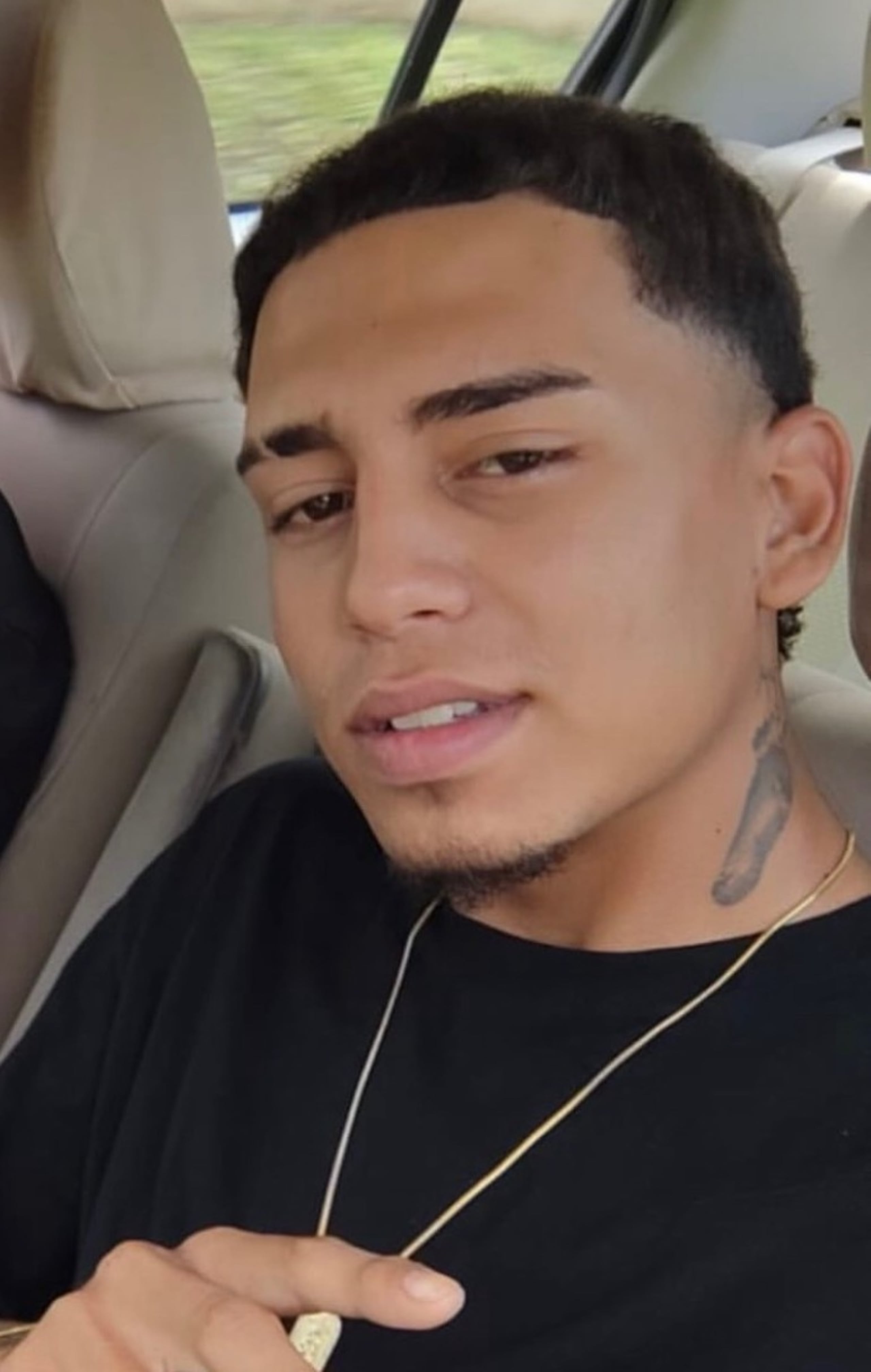 La División de Arrestos Especiales del área de Bayamón, busca al fugitivo Richard Abdiel Rodríguez Cotto, de 23 años, acusado en ausencia por violencia doméstica.