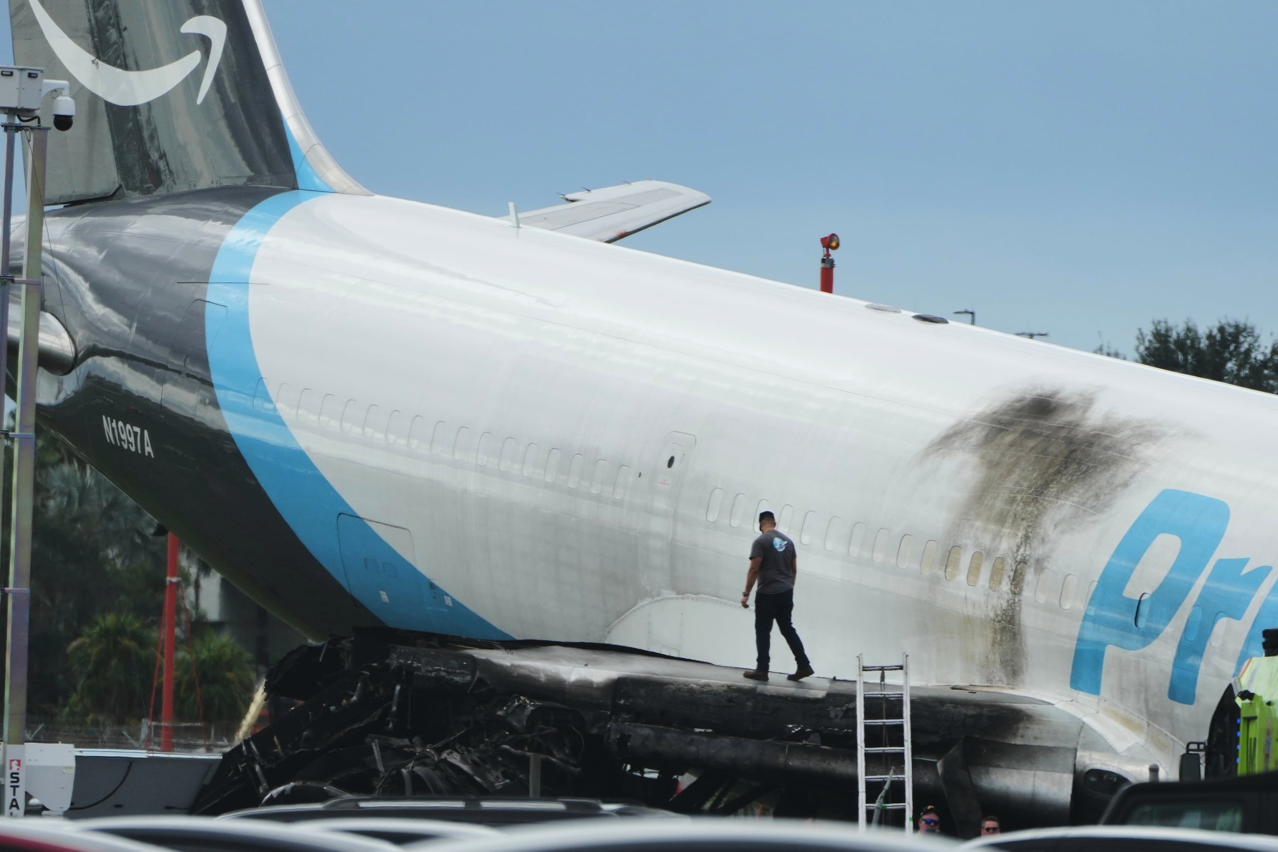 Las víctimas fatales se hallaban en dos vehículos que fueron impactados por el avión, que rodó por más de 1,300 pies tras salir de la pista.