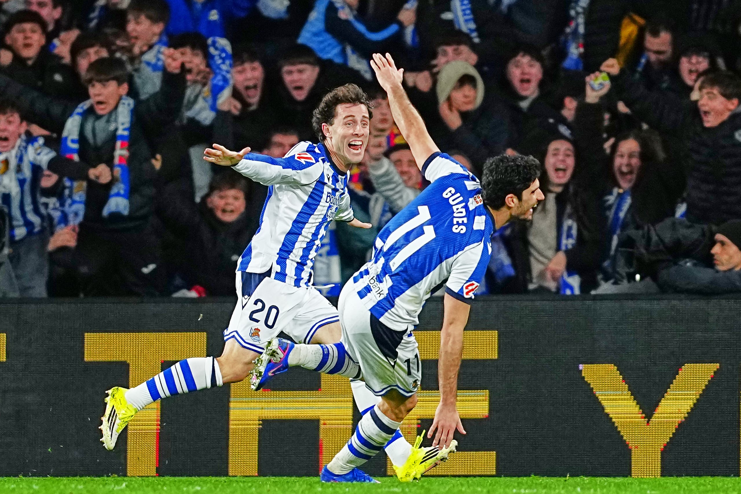 Gonçalo Guedes, derecha, de la Real Sociedad, celebra con su compañero Álvaro Odriozola después de marcar el segundo gol de su equipo durante el partido de fútbol de La Liga española entre Real Sociedad y Barcelona, el domingo 18 de enero de 2026, en San Sebastian, España- (AP Foto/Miguel Oses)