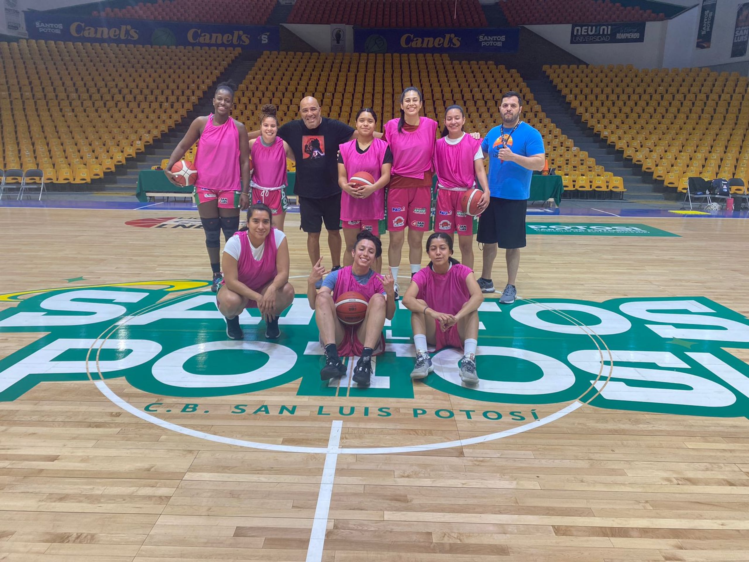 Manolo Cintrón dirige baloncesto femenino por primera vez en su carrera. Lo hace al mando de las Santas de San Luis de Potosí en la Liga Nacional de Baloncesto Mexicano Femenil.