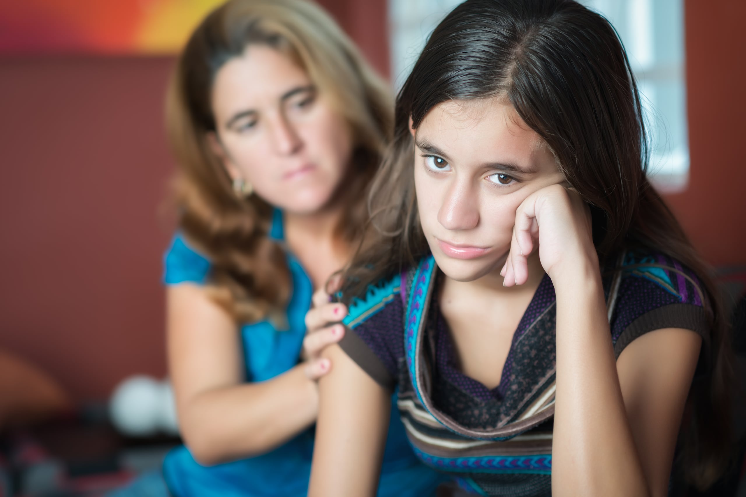 Es más frecuente el comportamiento suicida en féminas, pero las muertes ocurren más en hombres, pues ellas ventilan más sus emociones. Igualmente, resulta vital la integración de los padres, madres y el resto de componente familiar del hogar en el tratamiento para el progreso de los pacientes.
