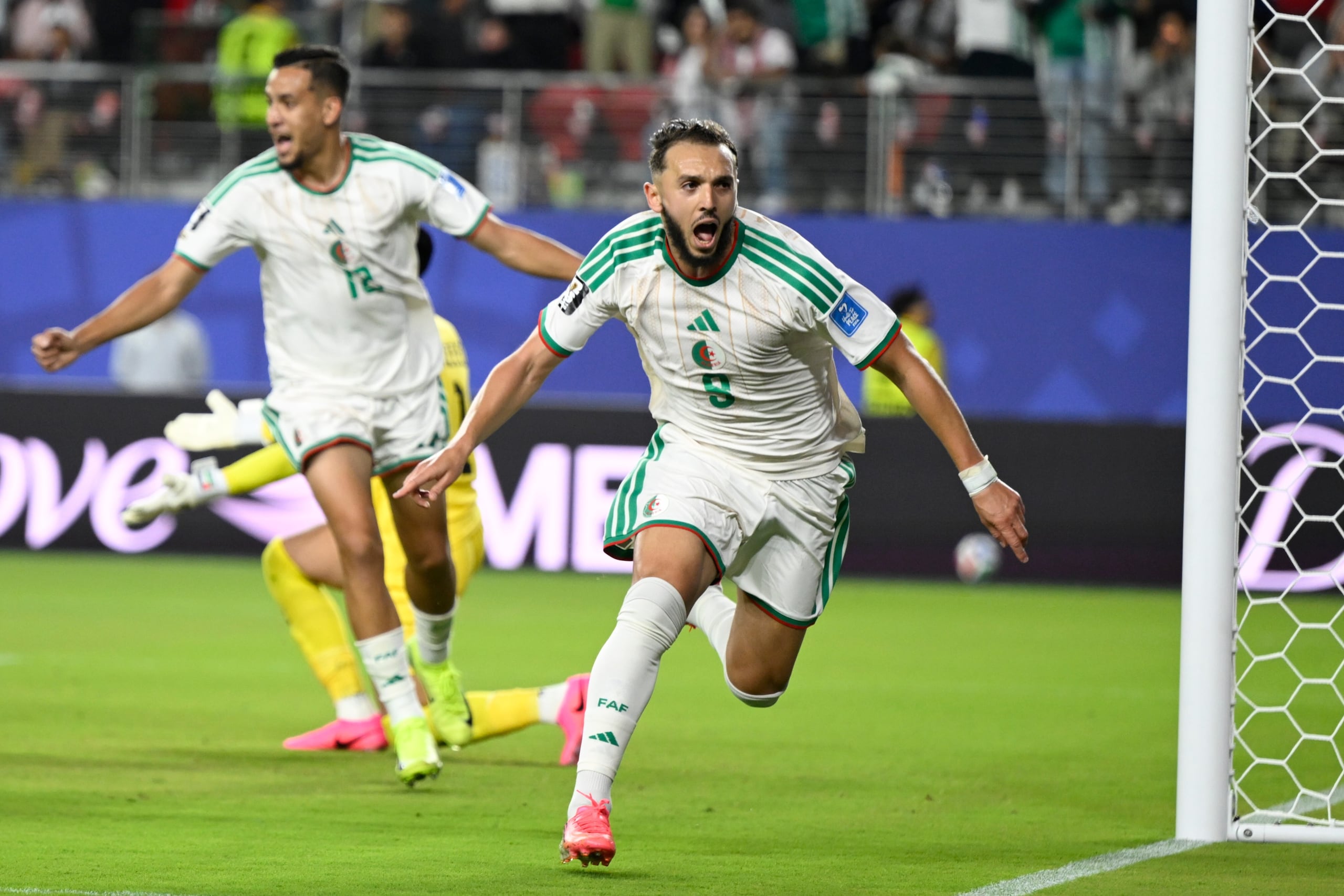 Amine Gouiri, de Argelia, festeja tras marcar ante Jordania.