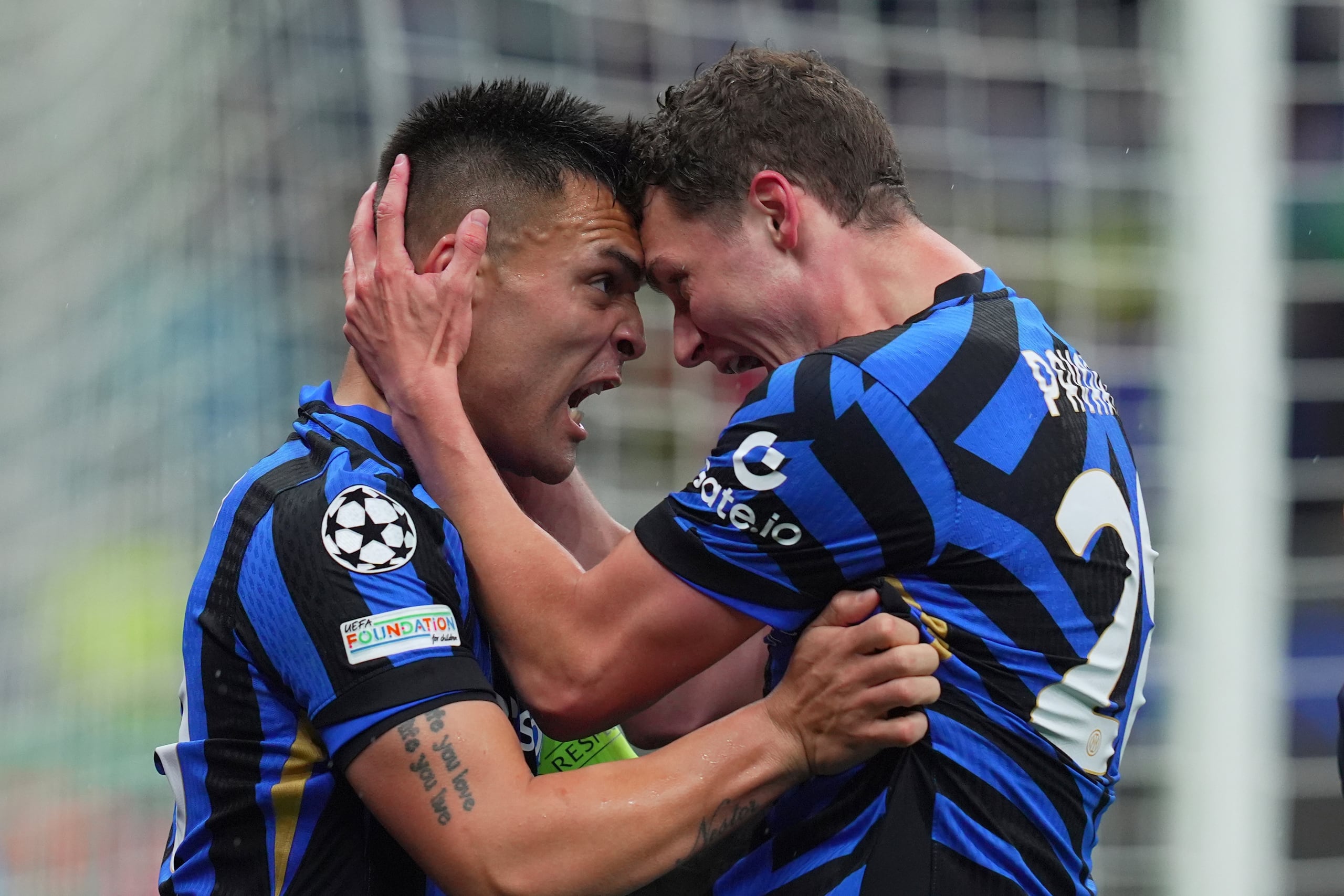 Lautaro Martínez del Inter de Milána celebra luego de anotar con Benjamin Pavard.