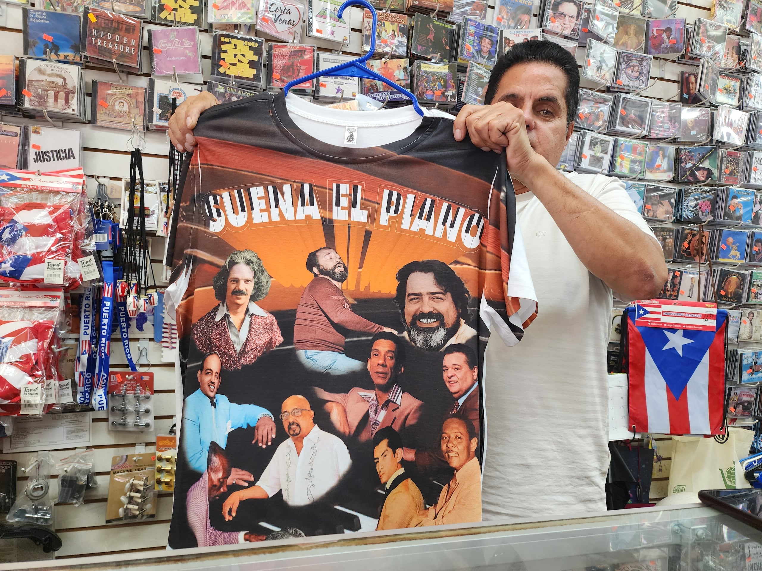 Decenas de latinos visitaron "El Barrio Music Center", en el Barrio Latino de Harlem, para recordar al fallecido maestro de la música latina y comprar algunos de sus discos.