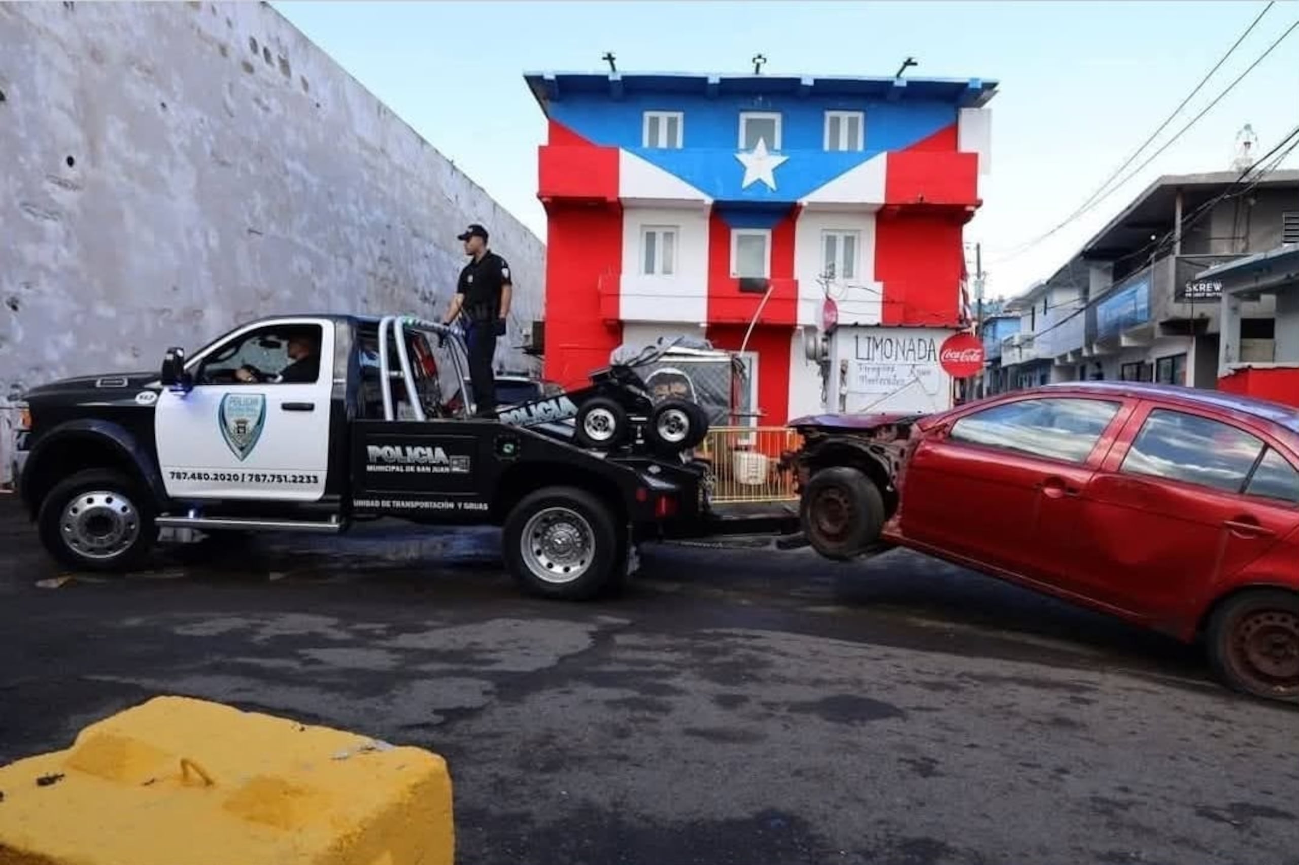 San Juan remueve vehículos chatarra de sus calles y espacios.