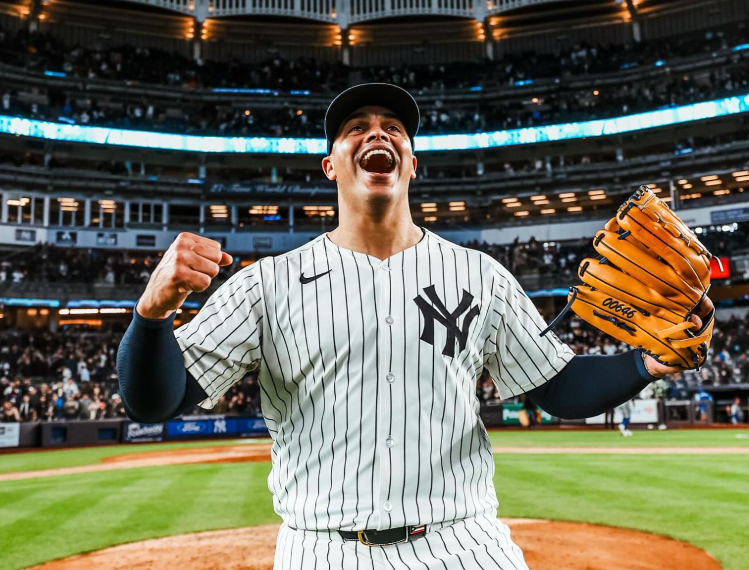 Fernando Cruz celebra su primer salvamento con los Yankees.