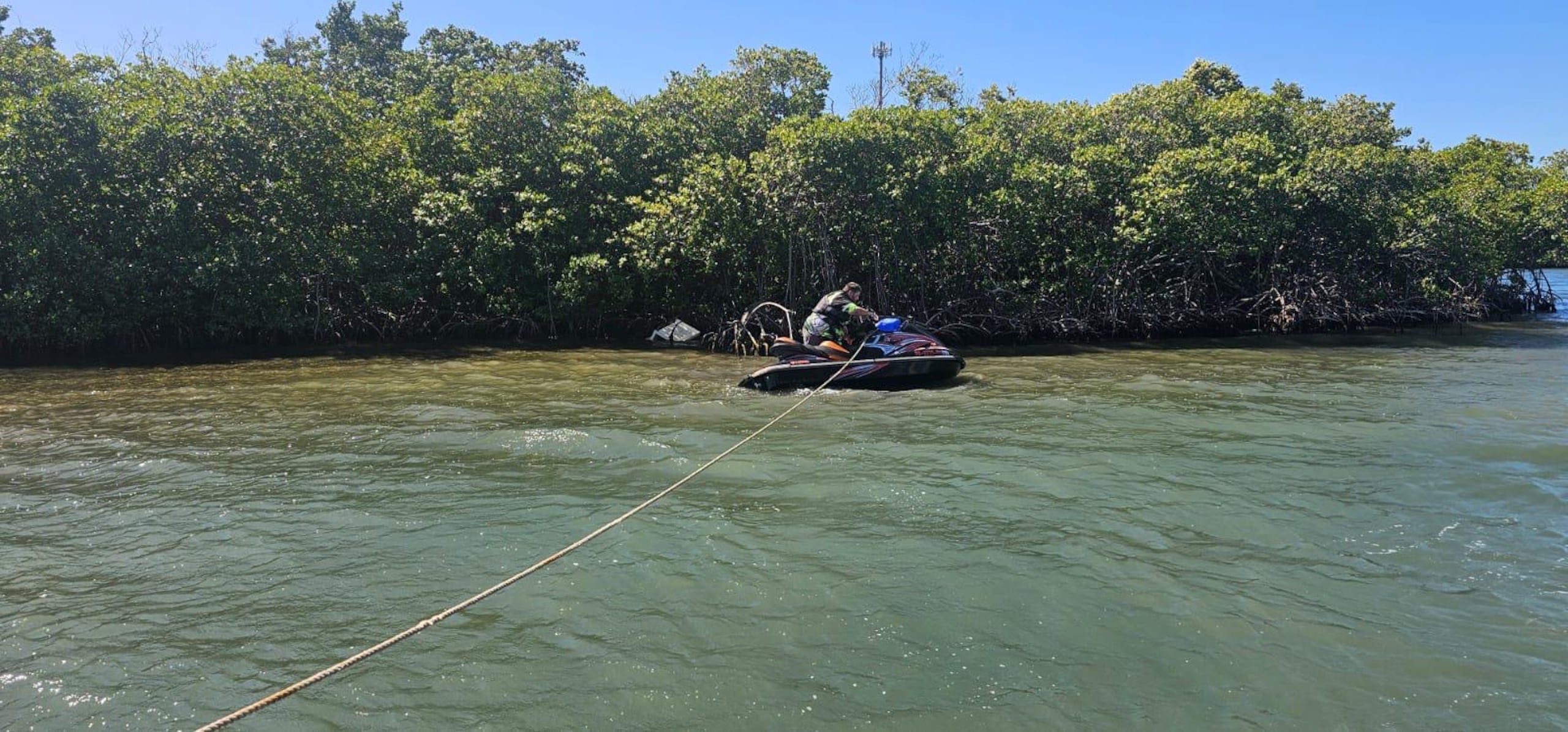 Se informó que el conductor de la motora acuática resultó ileso.