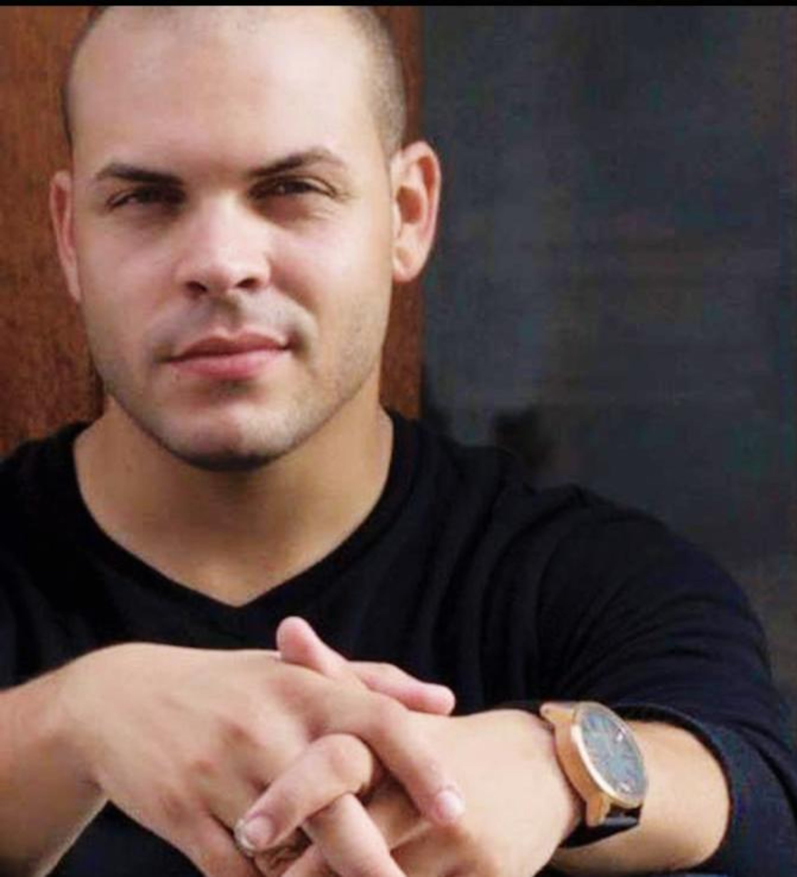 Ramos Vélez persiguió a los miembros de una ganga que conducían un auto por el expreso Ramón Baldorioty de Castro disparando a mansalva. En la persecución, murió abatido a tiros en los predios del residencial Sabana Abajo, en Carolina.