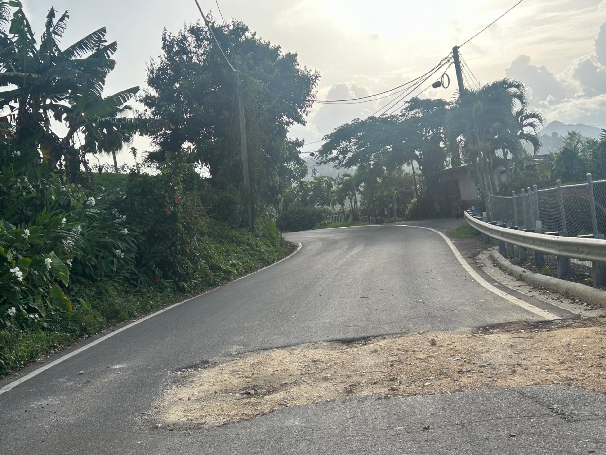 Las personas consultadas por Primera Hora coincidieron en que las condiciones de las carreteras del pueblo están en muy malas condiciones.