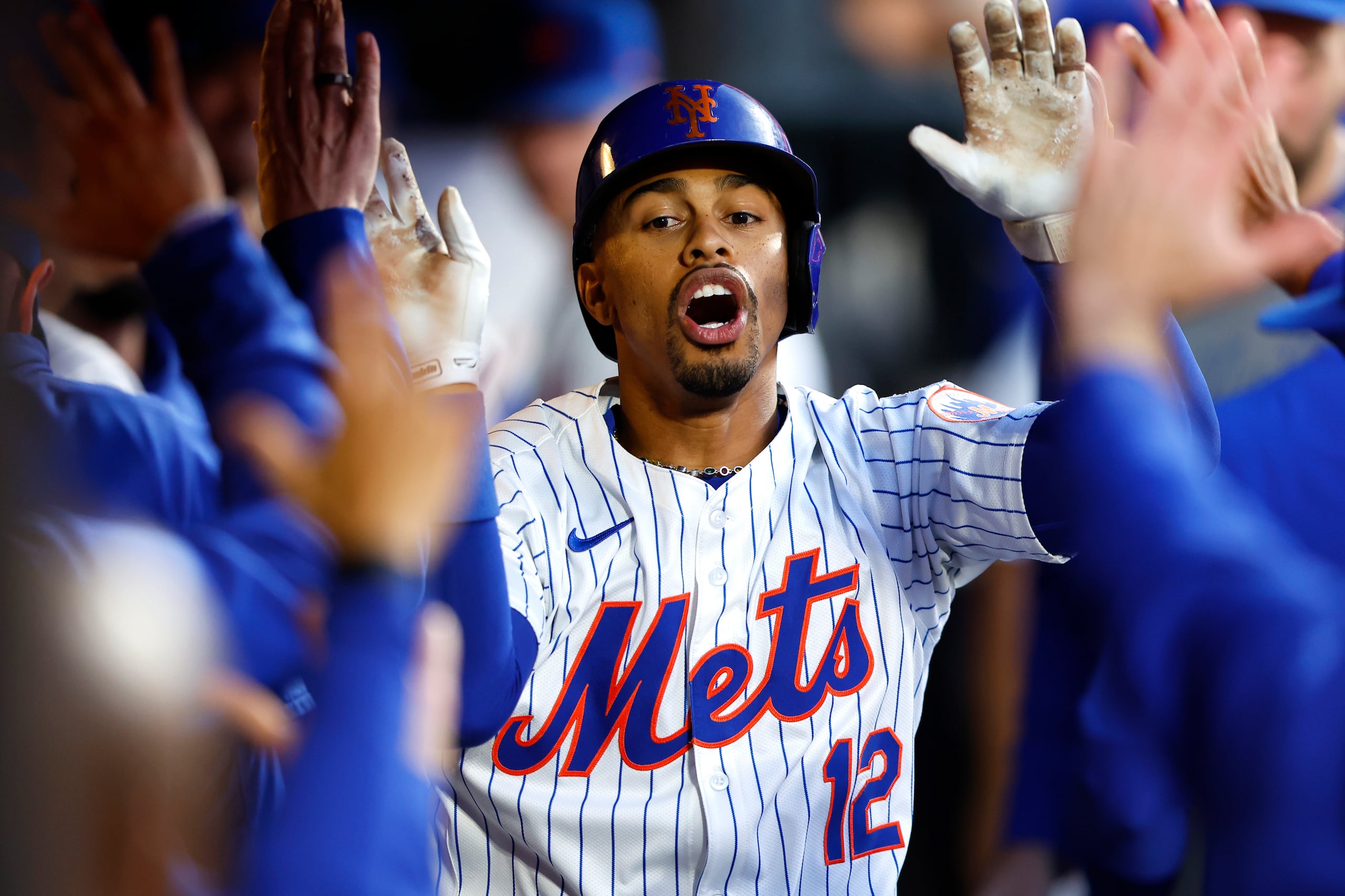 El puertorriqueño Francisco Lindor, de los Mets de Nueva York, es felicitado en el dugout, luego de batear un jonrón ante los Diamondbacks de Arizona.