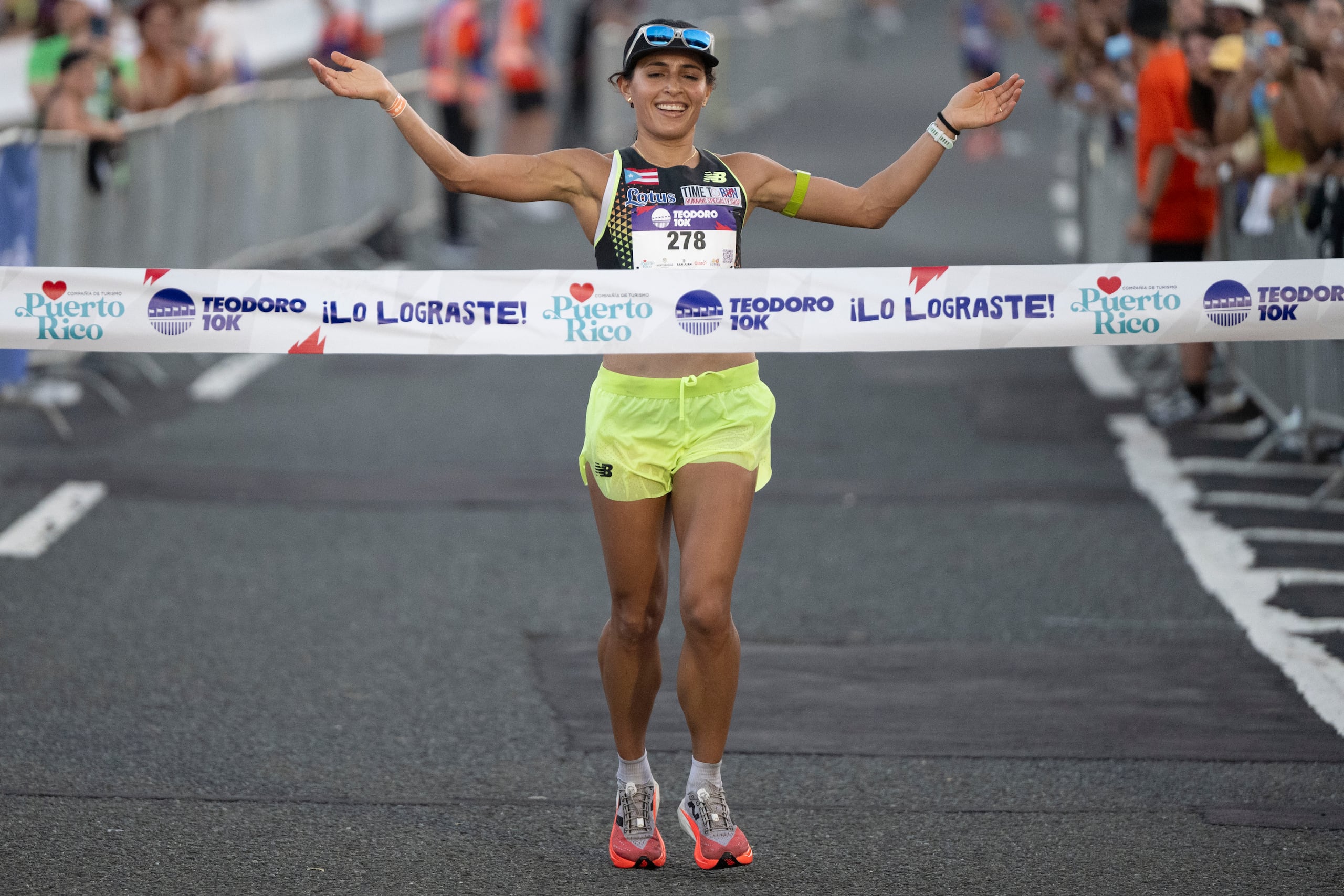 Paola Figueroa cruza la meta del 10K del Puente Teodoro Moscoso.