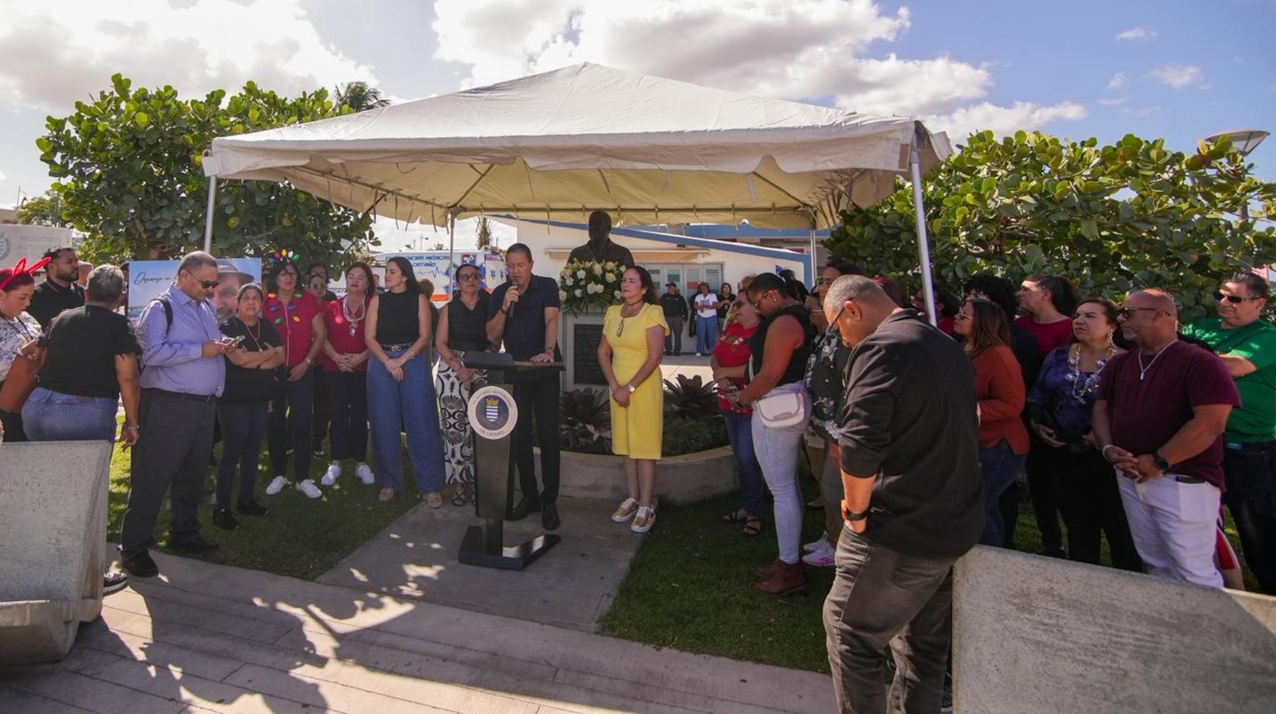 Empleados del municipio de Cataño participan del acto de recordación en honor a su exalcalde, Edwin Rivera Sierra, conocido como “El Amolao”.