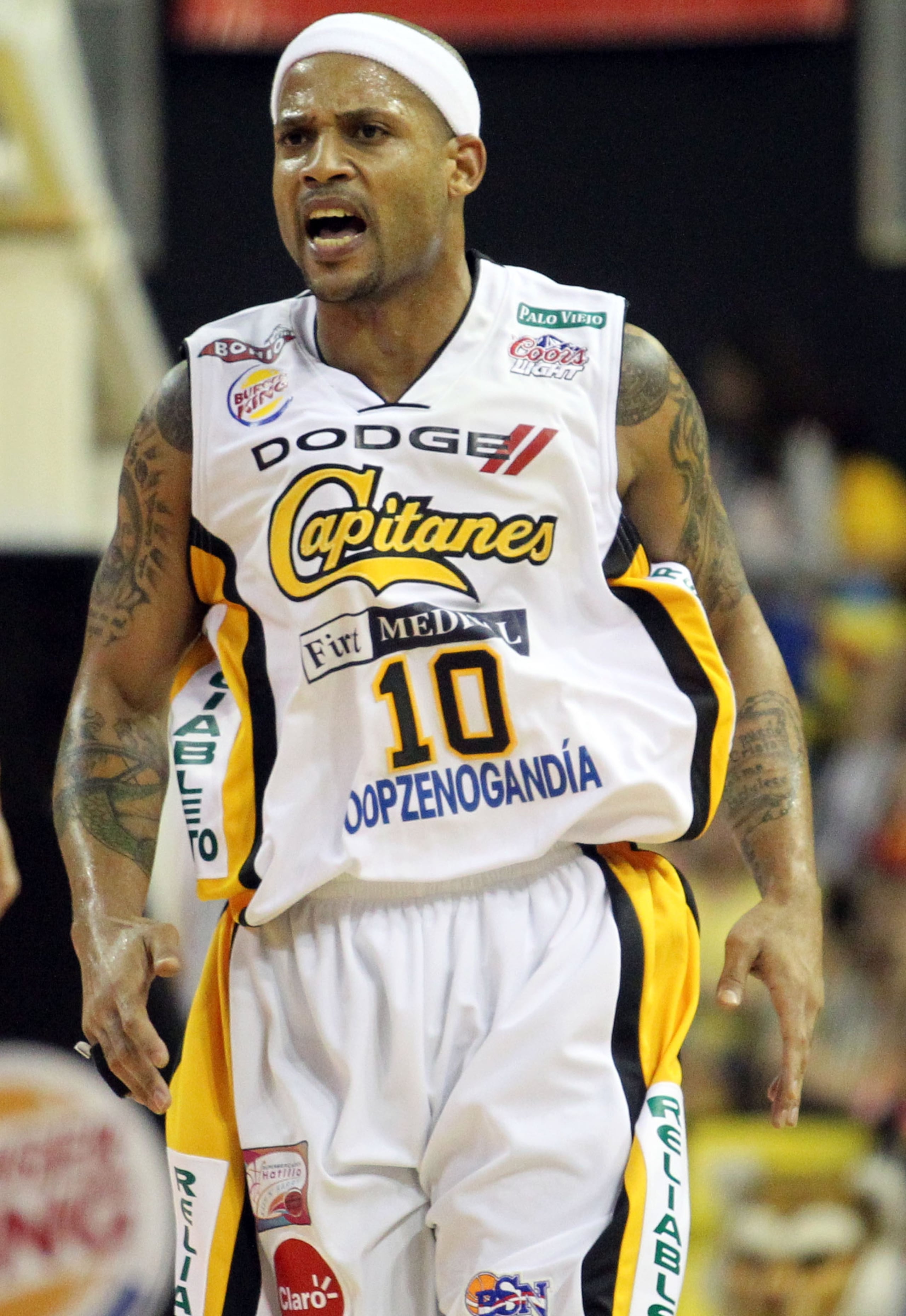 Larry Ayuso en uniforme de los Capitanes de Arecibo.