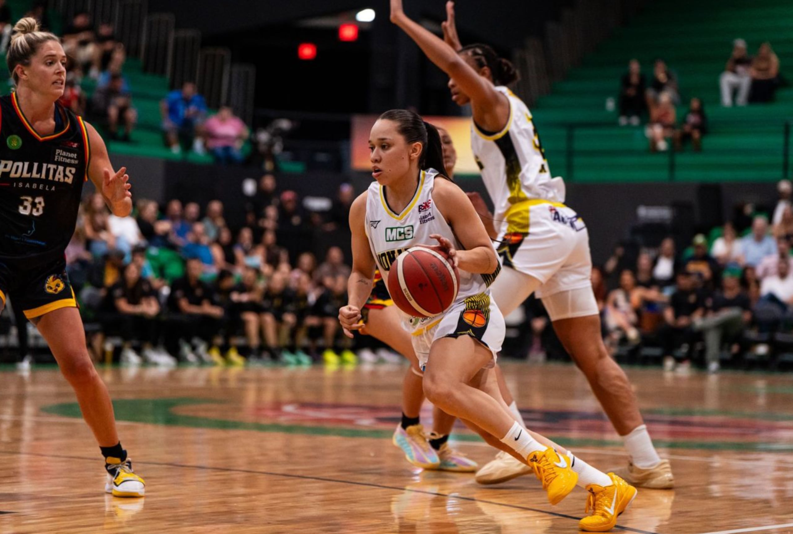 La primera mitad también fue cerrada. Isabela terminó los primeros 20 minutos con ventaja de 35-34.