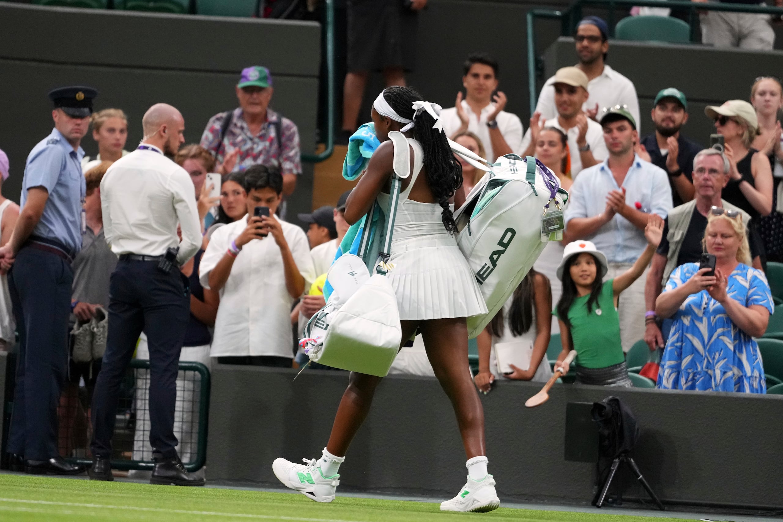 La estadounidense Coco Gauff abandona la cancha tras perder en la primera ronda de Wimbledon ante la ucraniana Dayana Yastremska.