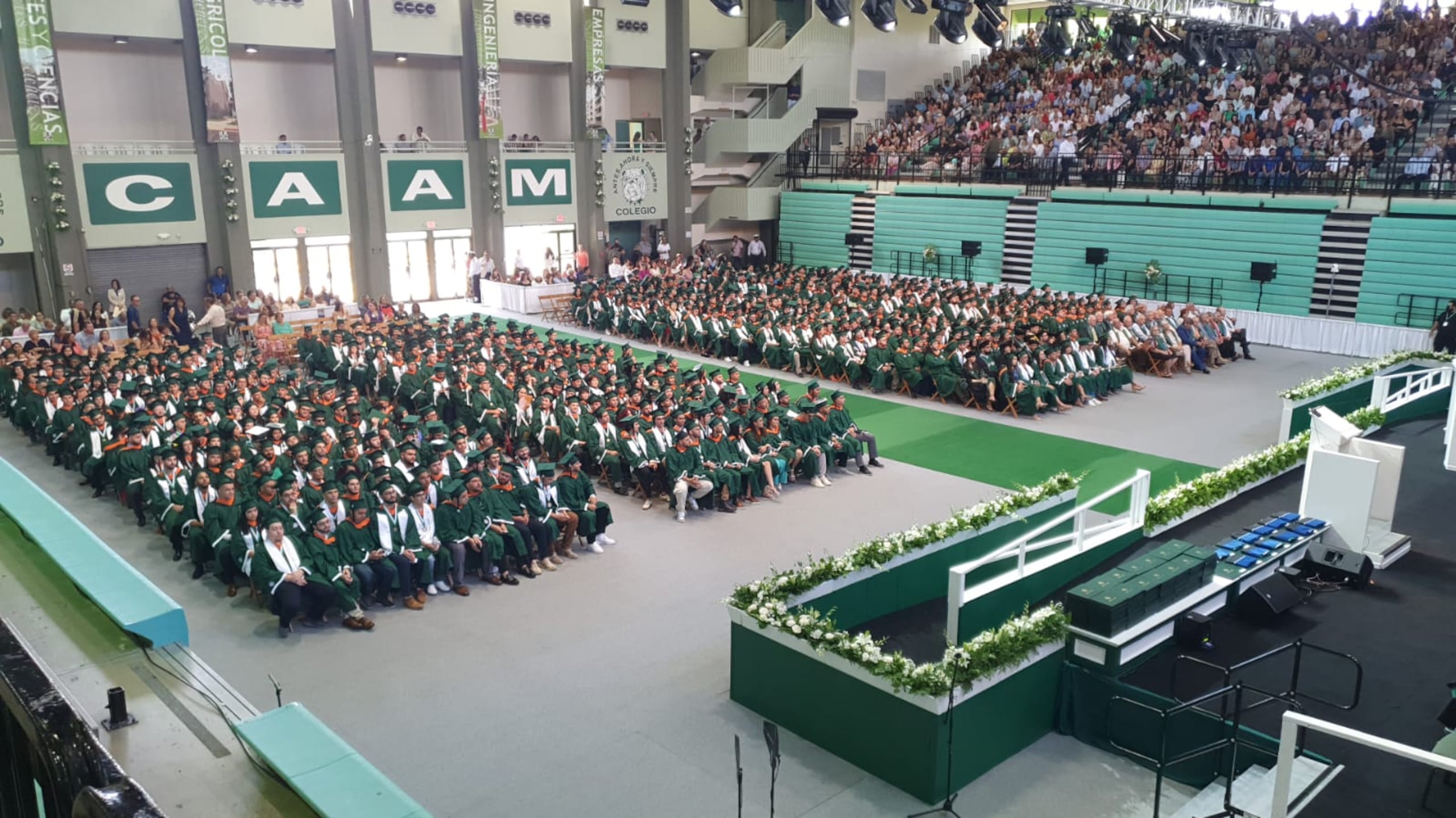 Hoy se celebró una ceremonia de graduación en la mañana y otra en la tarde, mientras mañana habrá un tercer evento.