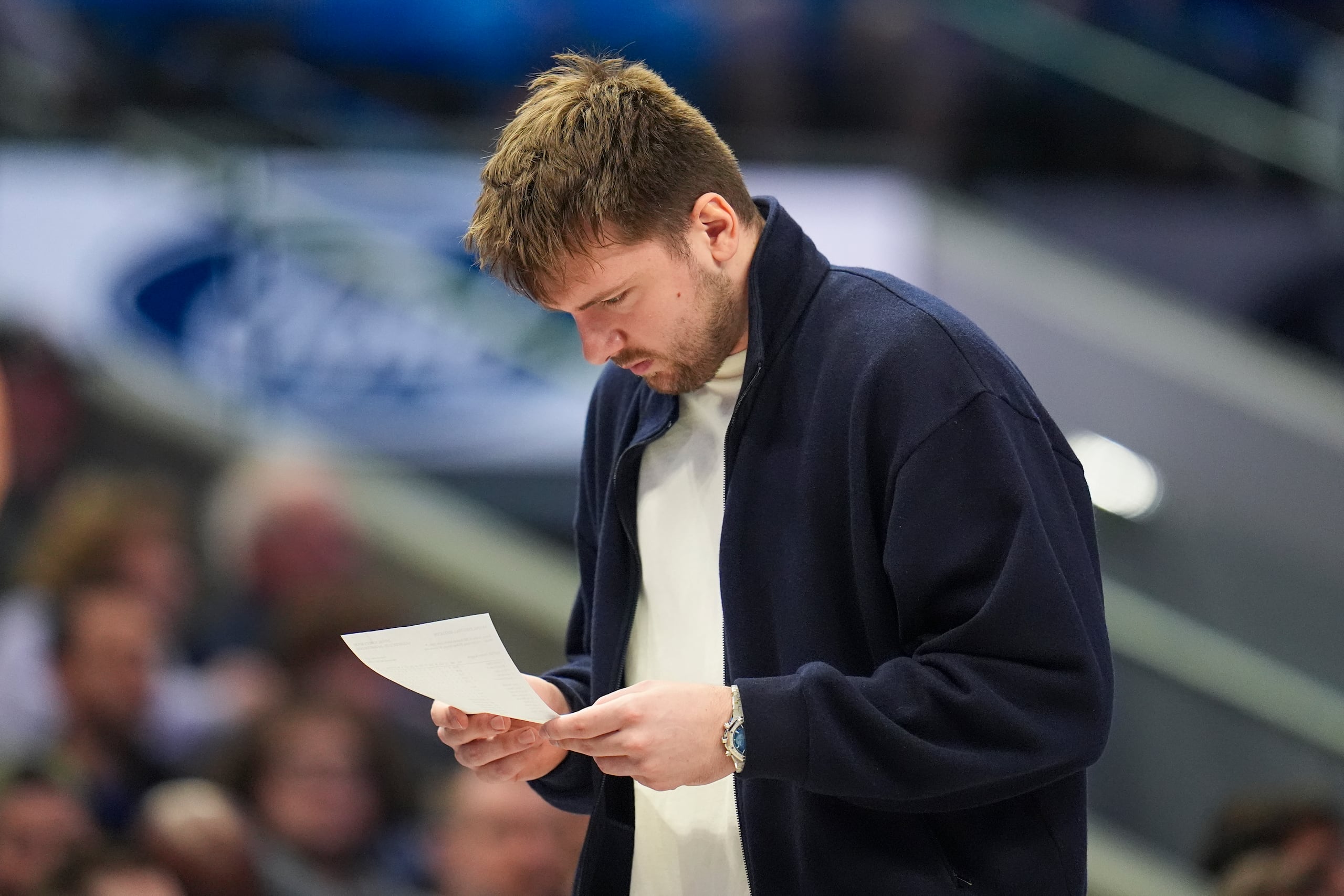 El base de los Mavericks de Dallas, Luka Doncic, revisa sus notas durante un tiempo muerto en la primera mitad de un partido de baloncesto de la NBA contra los Nuggets de Denver.