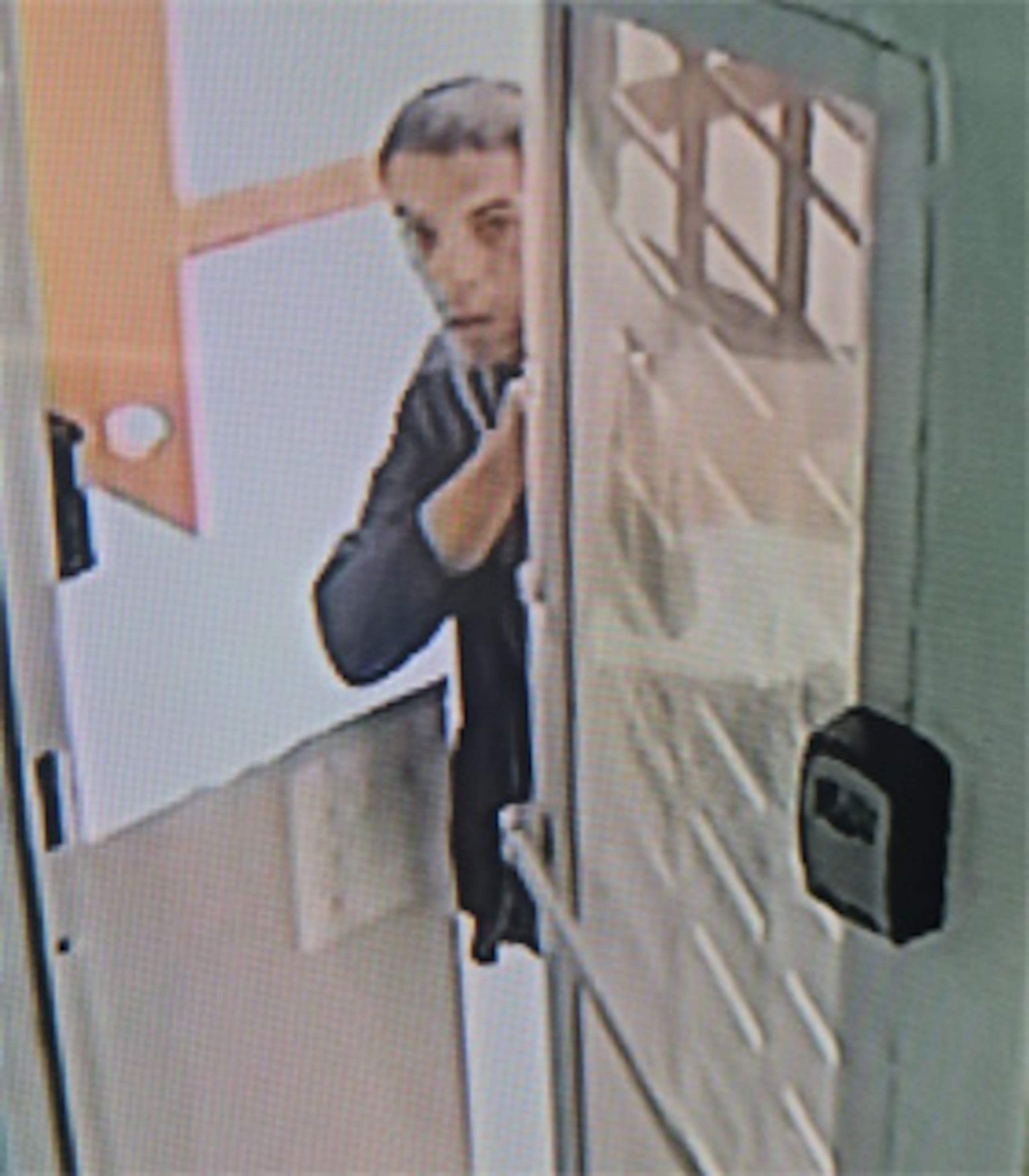 Policía busca identificar sospechoso de escalamientos ocurridos en Caguas