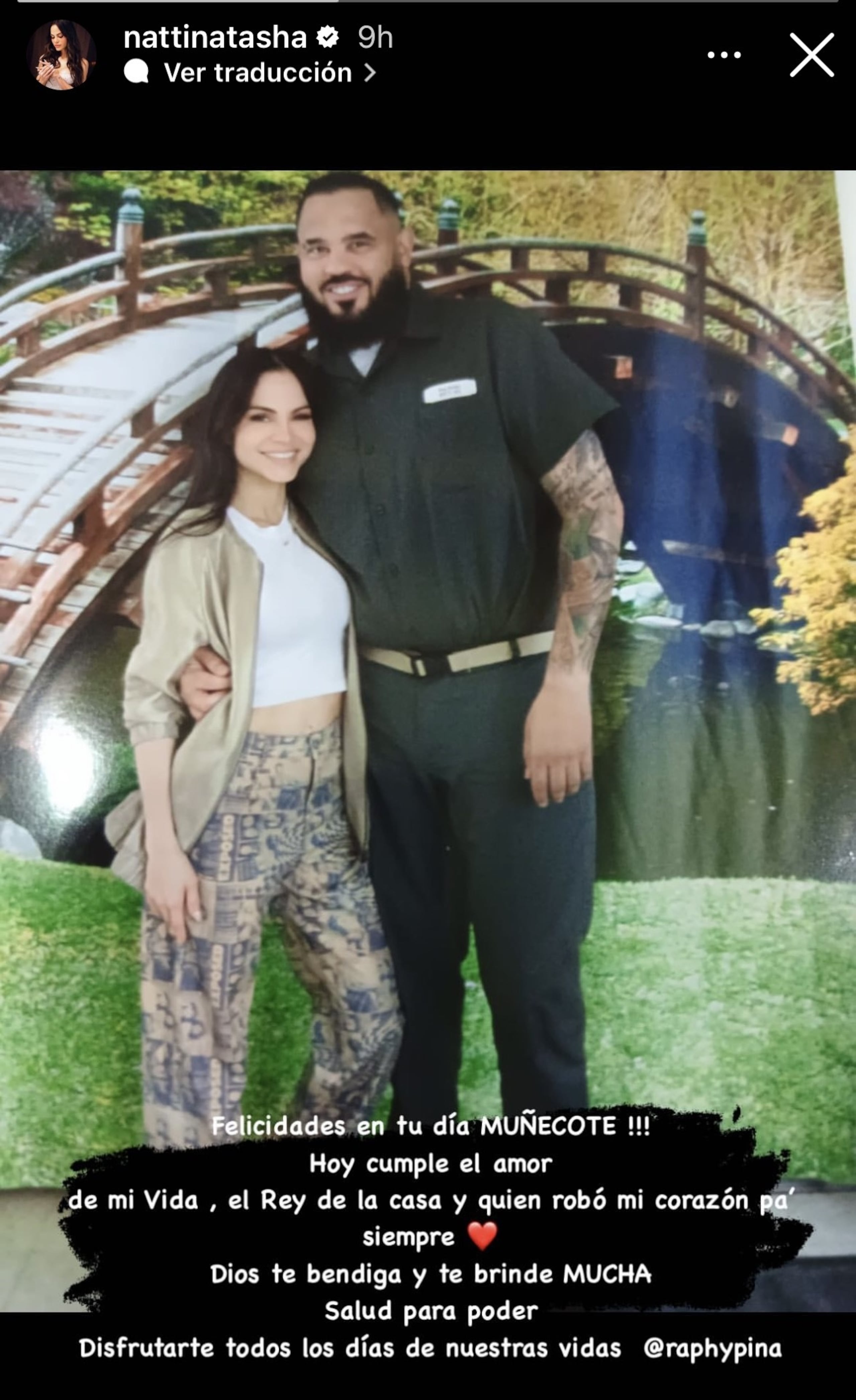 La cantante de música urbana igualmente compartió una felicitación para su pareja.