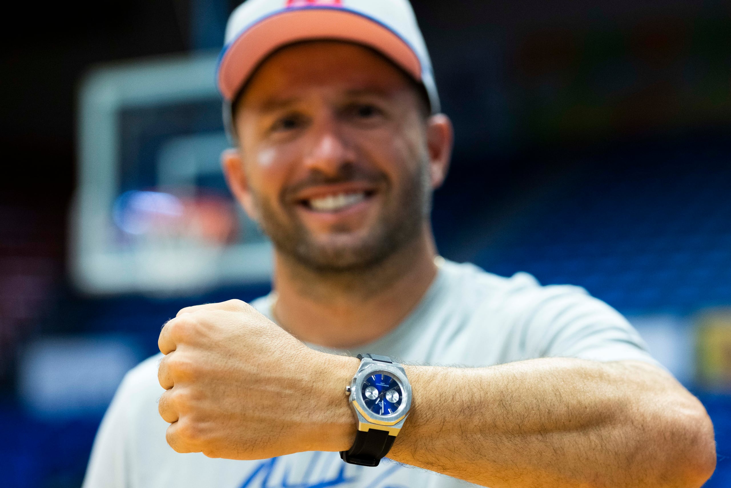 José Juan Barea muestra al lente de Primera Hora su reloj de Livin Watches.