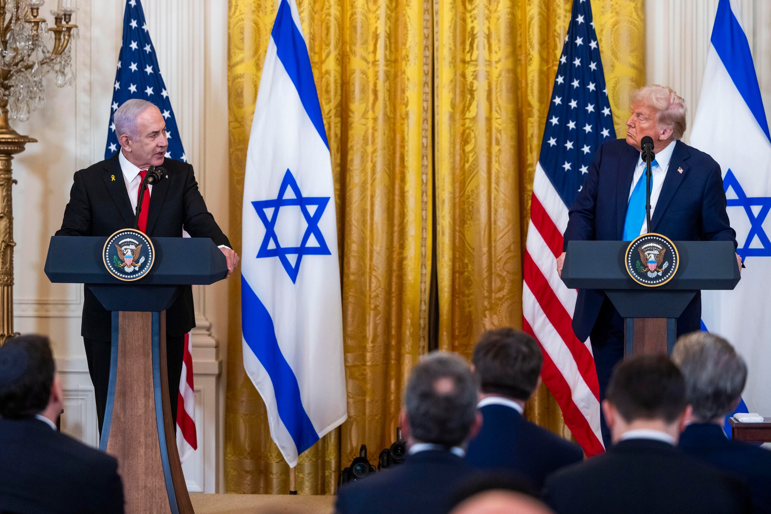 El presidente estadounidense, Donald Trump y el primer ministro israelí, Benjamin Netanyahu hablan durante una conferencia de prensa en el Salón Este de la Casa Blanca en Washington, D.C.