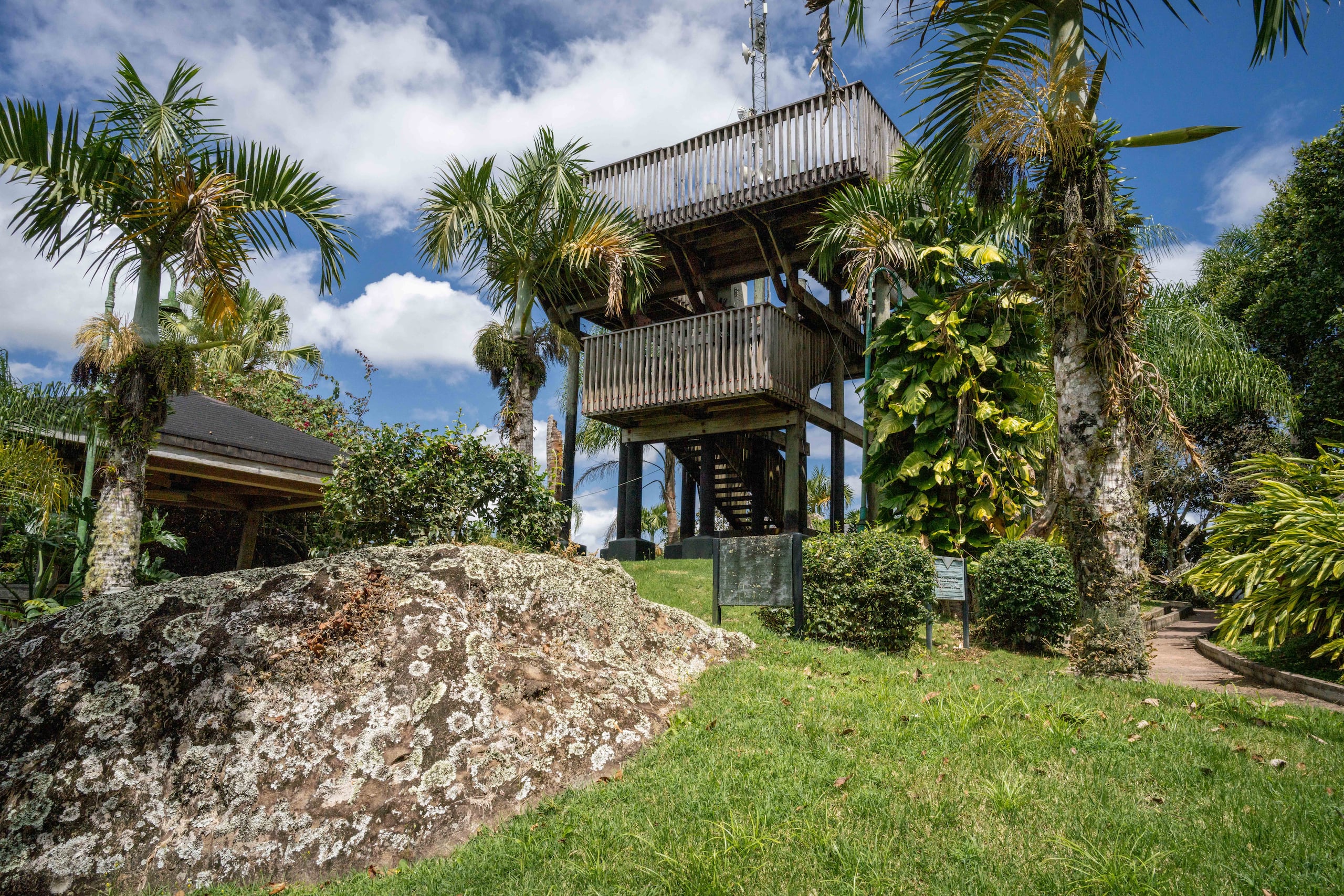 Aunque la estructura principal del Mirador Piedra Degetau está cerrado por reparaciones, los visitantes pueden visitar el lugar y sentarse en la piedra donde el prócer Federico Degetau solía meditar.