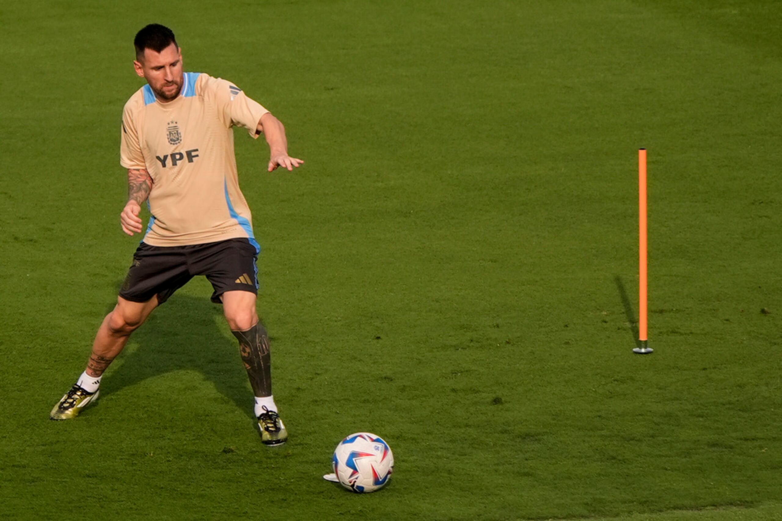 Lionel Messi participa en un entrenamiento previo a la Copa América.