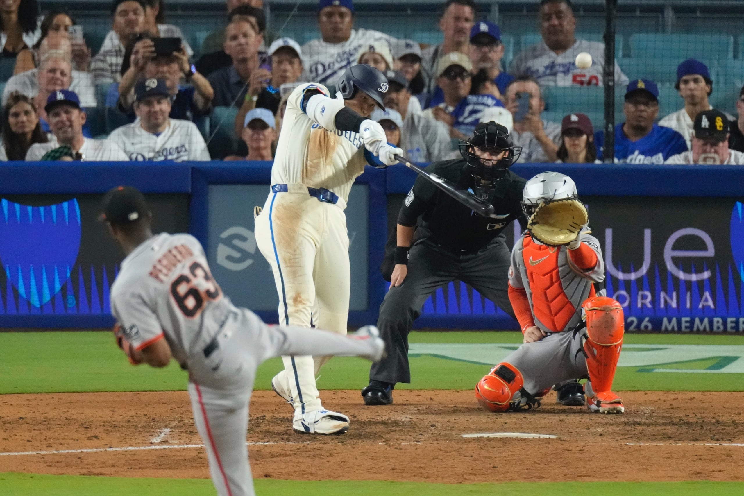 Shohei Ohtani, segundo desde la izquierda, de los Dodgers de Los Ángeles, conecta un jonrón en solitario.