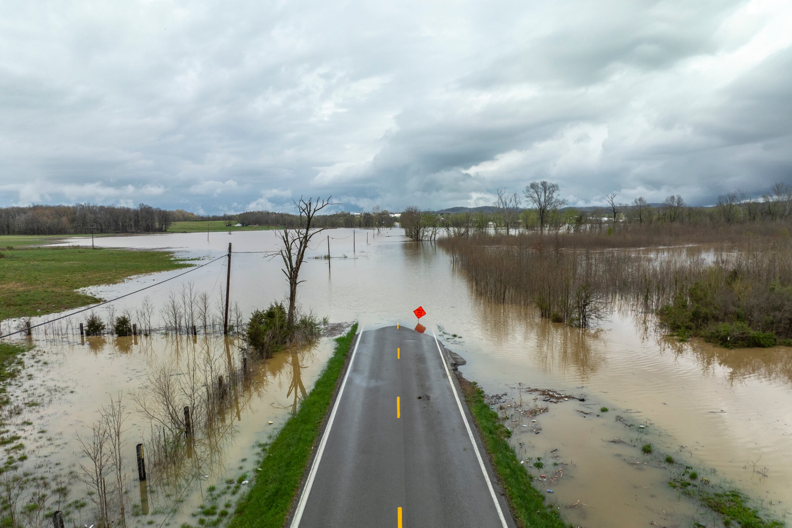 Más lluvia estaba en camino el miércoles, y aunque no se esperaba tanto como el martes, la gente debe estar atenta a las advertencias, avisos.