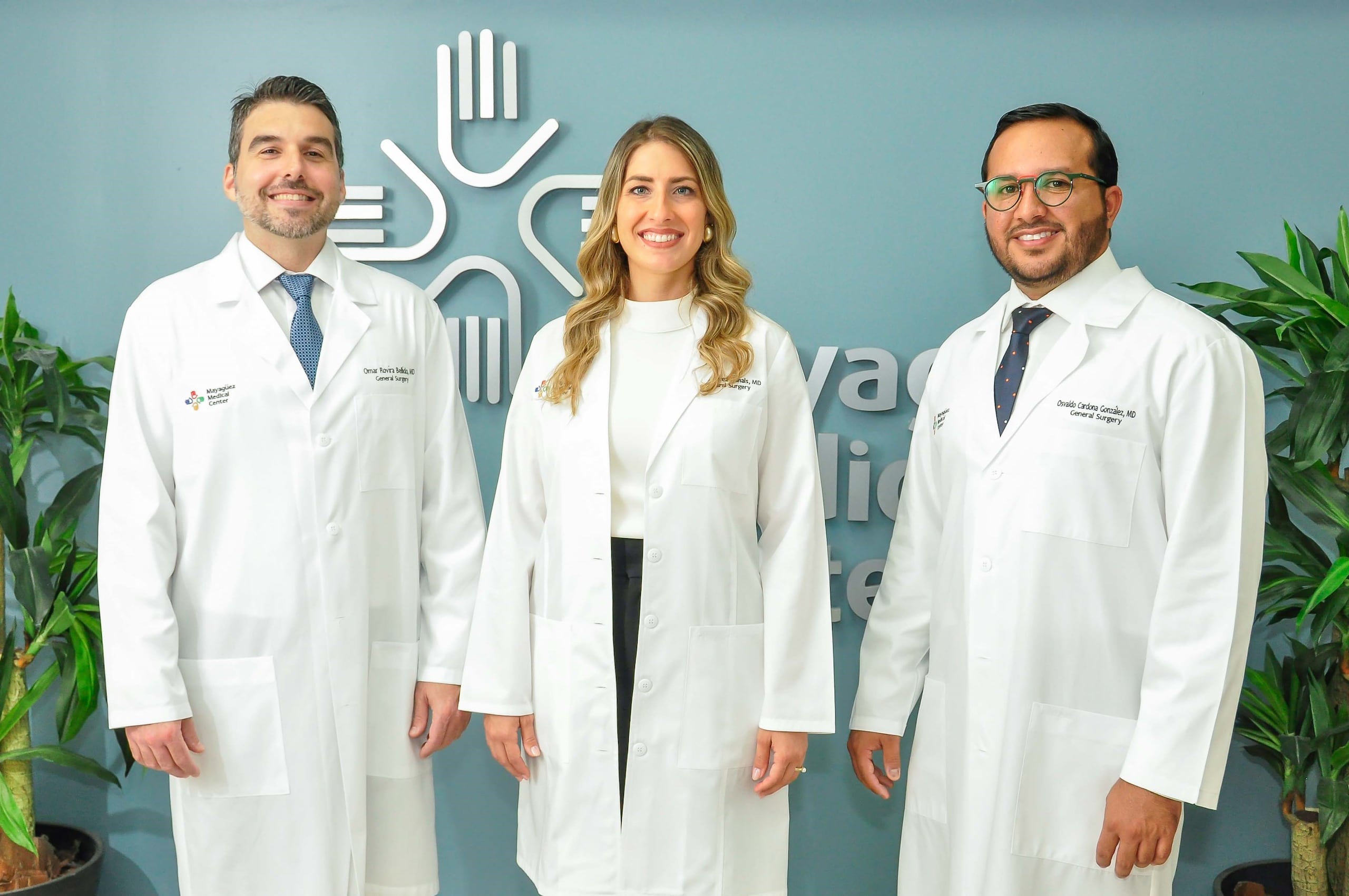 De izquierda a derecha, el doctor Omar Rovira Bellido, el doctor Osvaldo Cardona González y la doctora Sheila Pérez Canals, quienes se unen al Mayagüez Medical Center.