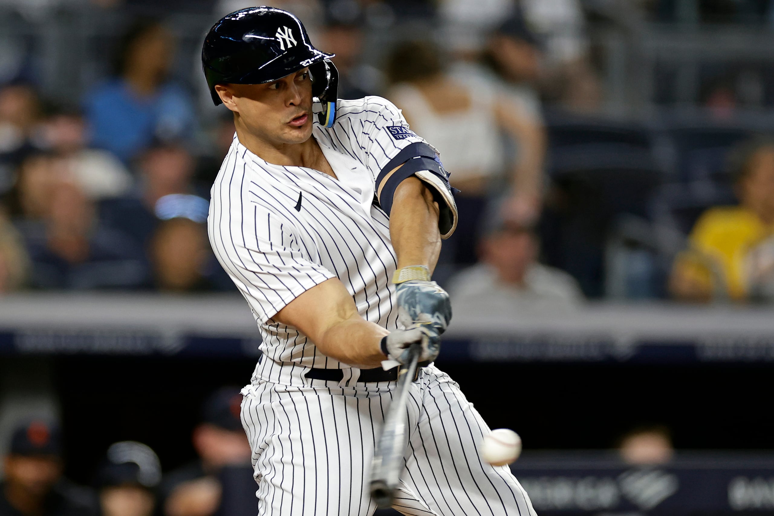 Giancarlo Stanton, de los Yankees de Nueva York, conecta un jonrón ante los Tigers de Detroit.