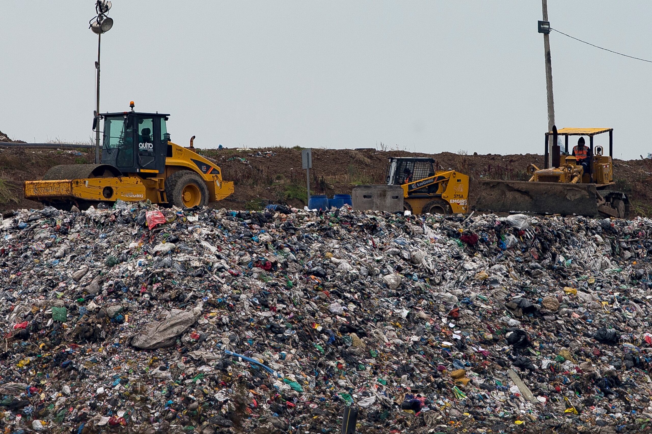 El 60%, o 631 millones de toneladas, de los desperdicios de alimentos a nivel mundial provenían de los hogares.
En la imagen, un vertedero de residuos alimenticios y basura en general en las afueras de Quito, Ecuador. (Archivo/EFE/José Jácome)