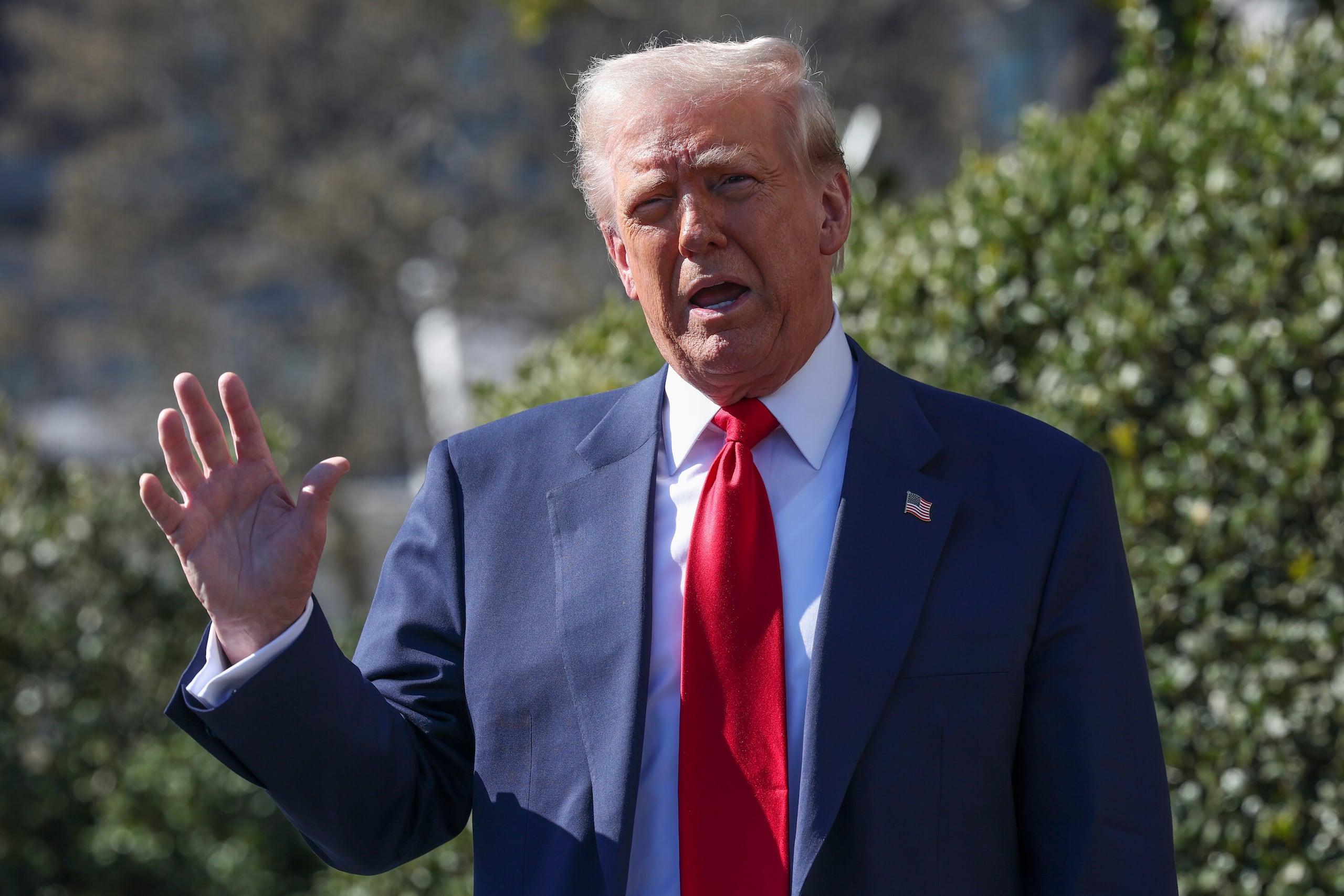 El presidente Trump firmó una orden ejecutiva para eliminar la agencia de comunicaciones encargada de las emisoras.