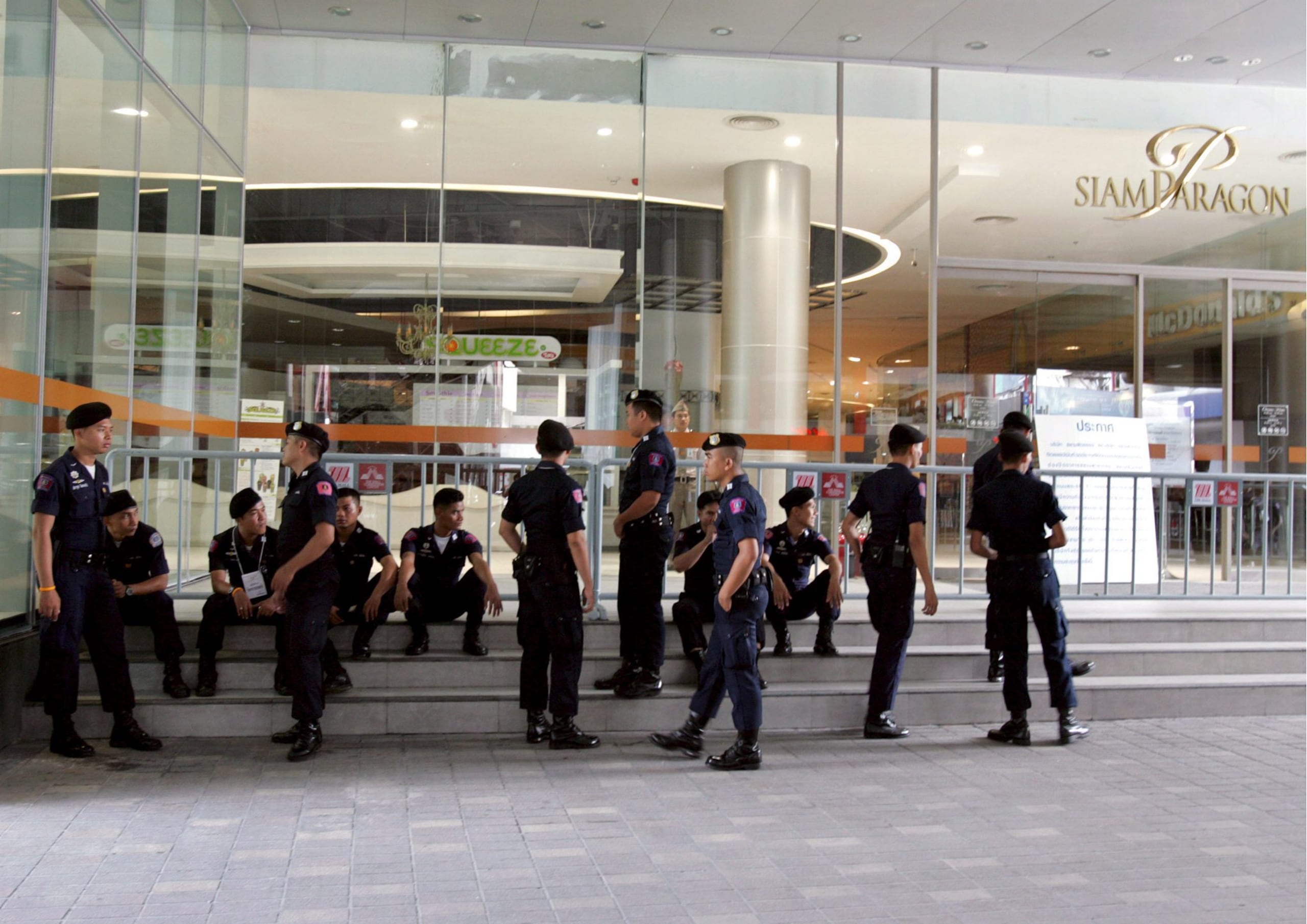 Imagen de archivo de policías tailandeses en el exterior del centro comercial Siam Paragon, en Bangkok. EFE/Rungroj Yongrit