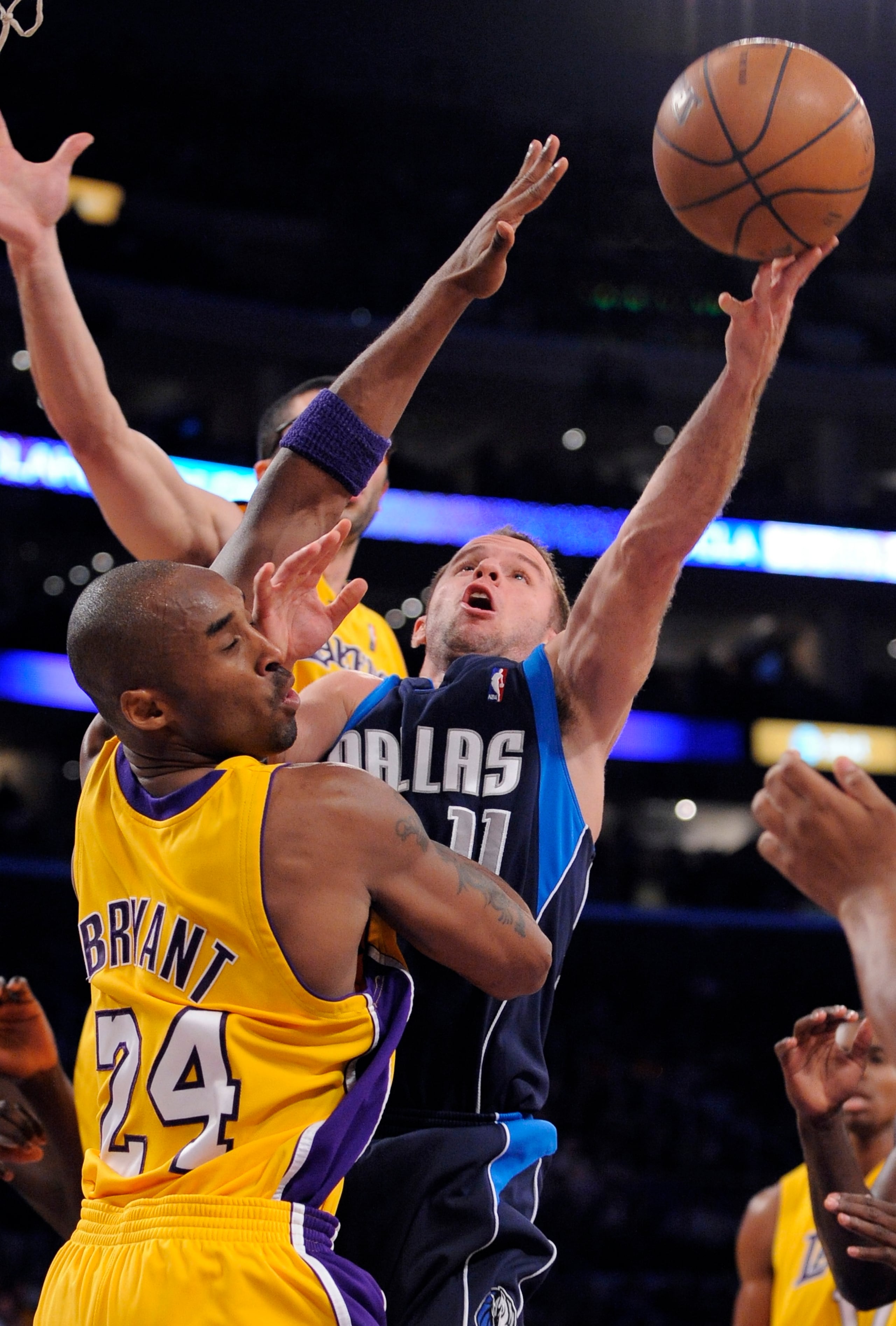 Jose Barea ataca el canasto frente a Kobe Bryant, el viernes, 28 de noviembre de 2008.