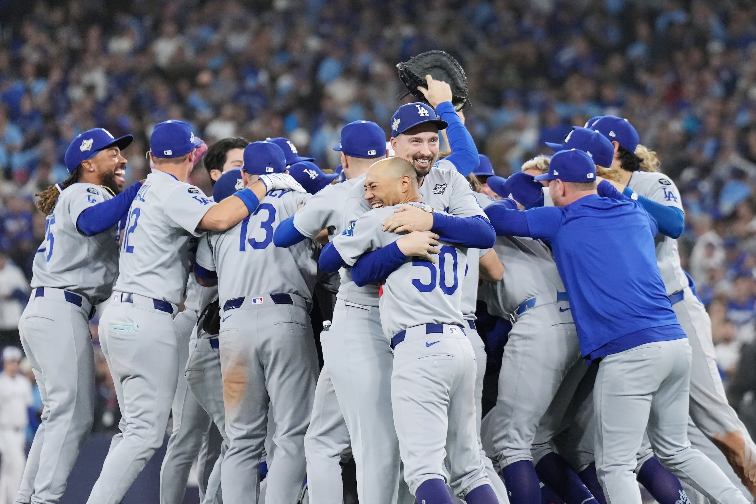 Los jugadores de los Dodgers de Los Ángeles celebran después de derrotar a los Blue Jays de Toronto en el Juego 7 de la Serie Mundial.