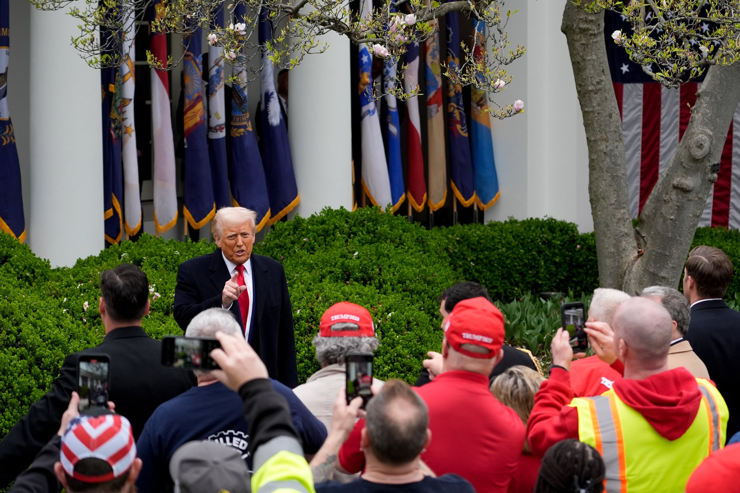 El arancel mínimo del 10 % entrará en vigor el sábado 5 de abril, mientras que la parte adicional que afecta a cada nación comenzará a aplicarse el día 9.