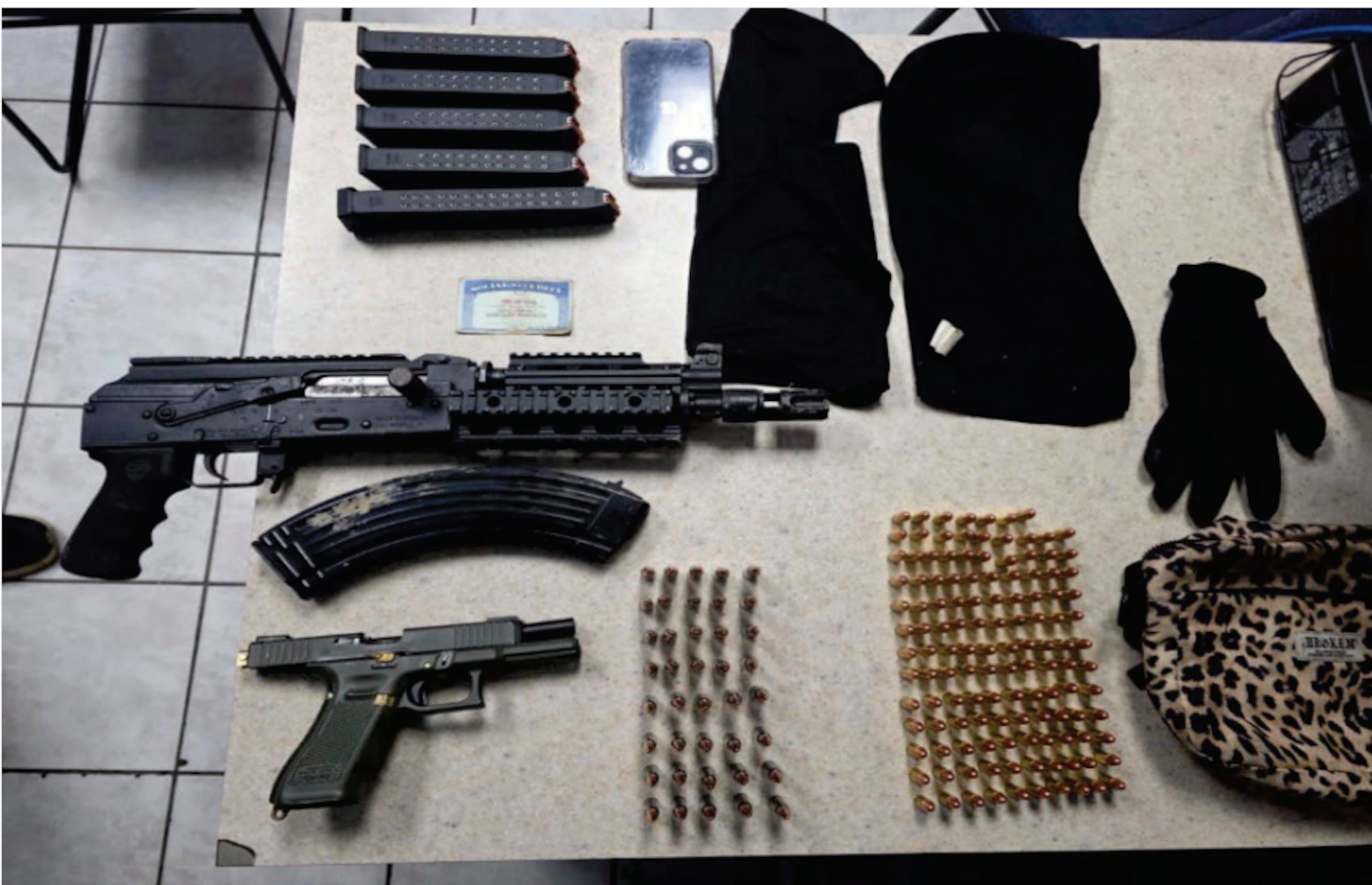 Armas y municiones ocupadas a Kevin Jomar Rodríguez Hernández, de 20 años, publicada en el expediente federal del joven.